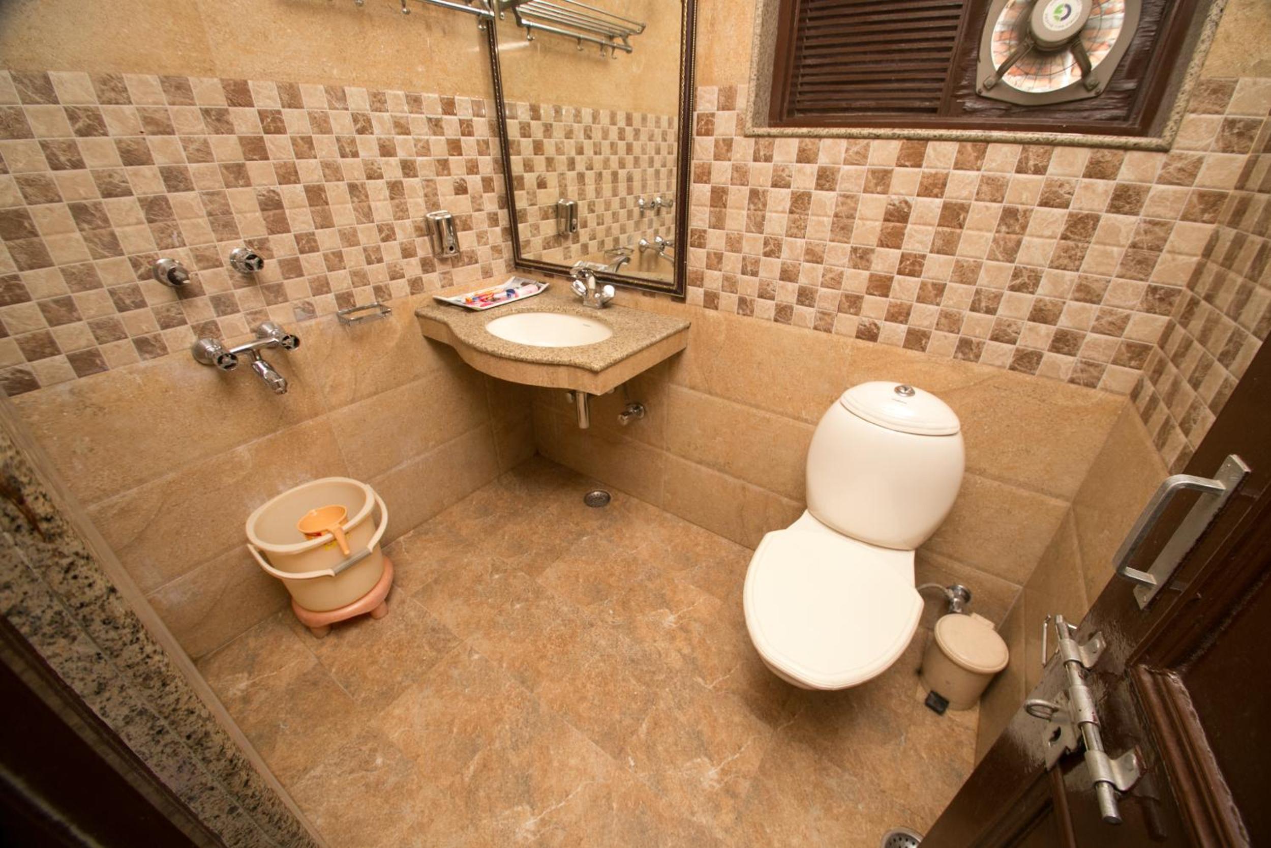 Semi Deluxe Double Room with Fan - 10% off on SURA Cocktails & Cuisines, Enjoy Live Music, Welcome Drink on Arrival and Free Pickup from Railway Station - Photo 4