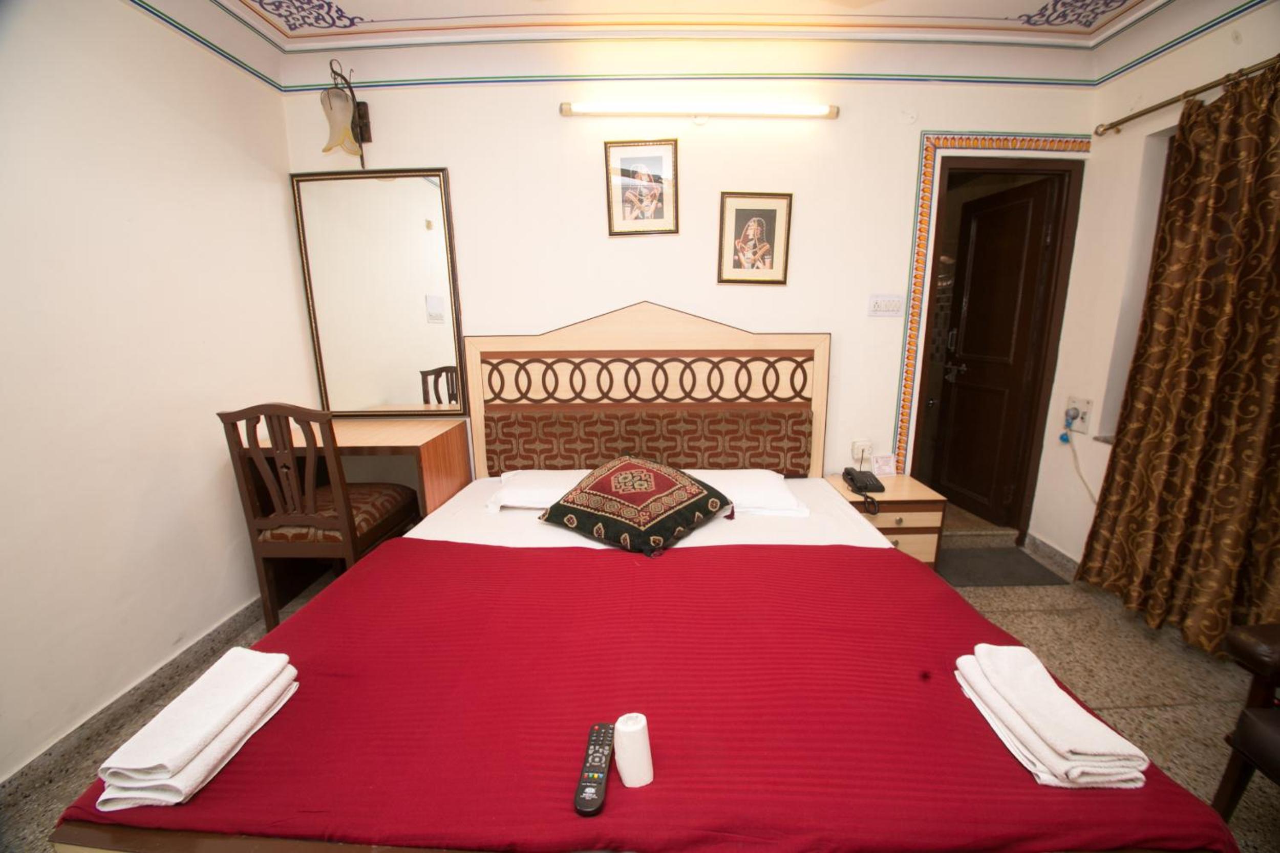 Semi Deluxe Double Room with Fan - 10% off on SURA Cocktails & Cuisines, Enjoy Live Music, Welcome Drink on Arrival and Free Pickup from Railway Station - Photo 8