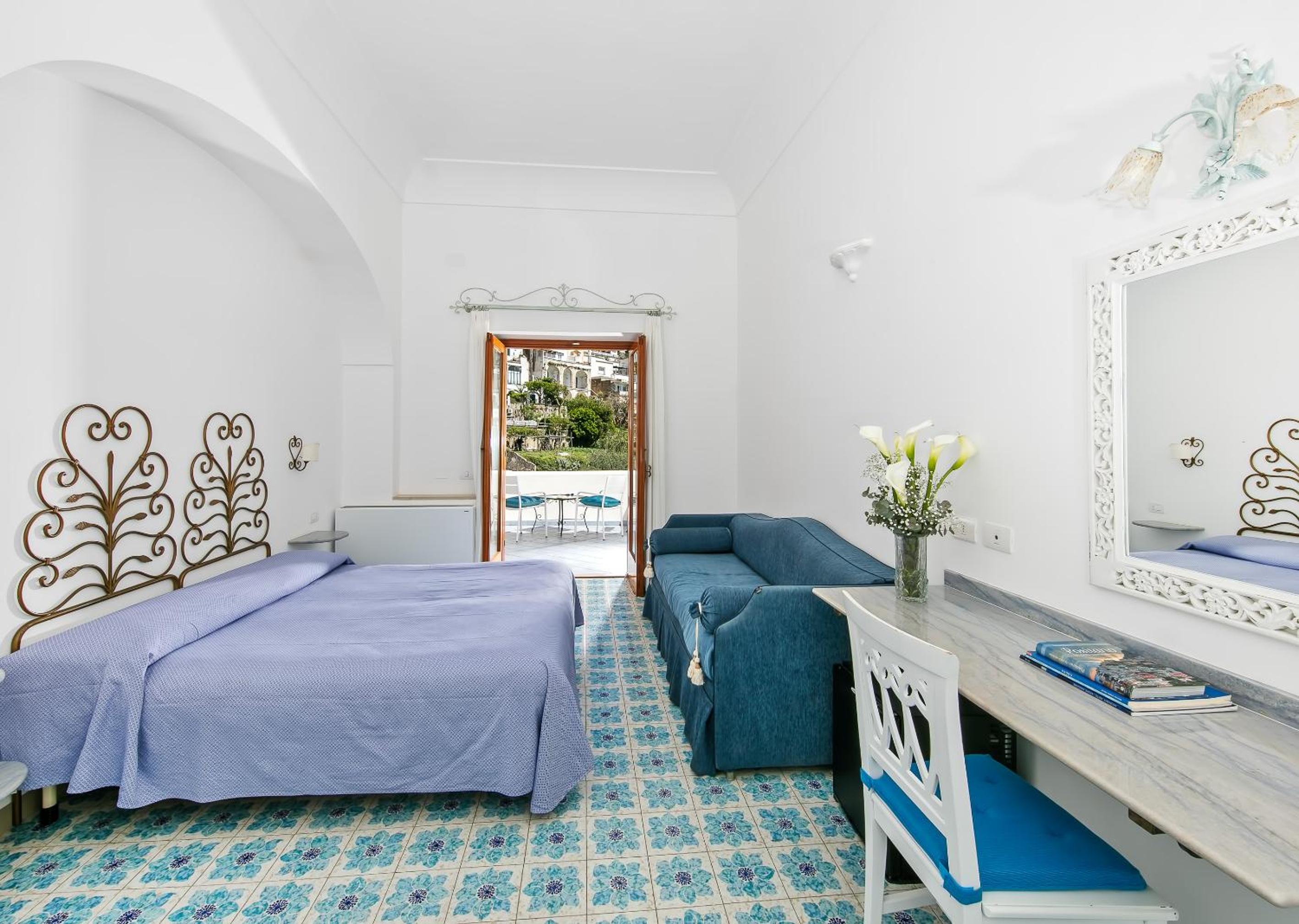 Superior Double Room with Partial Sea View - Photo 1