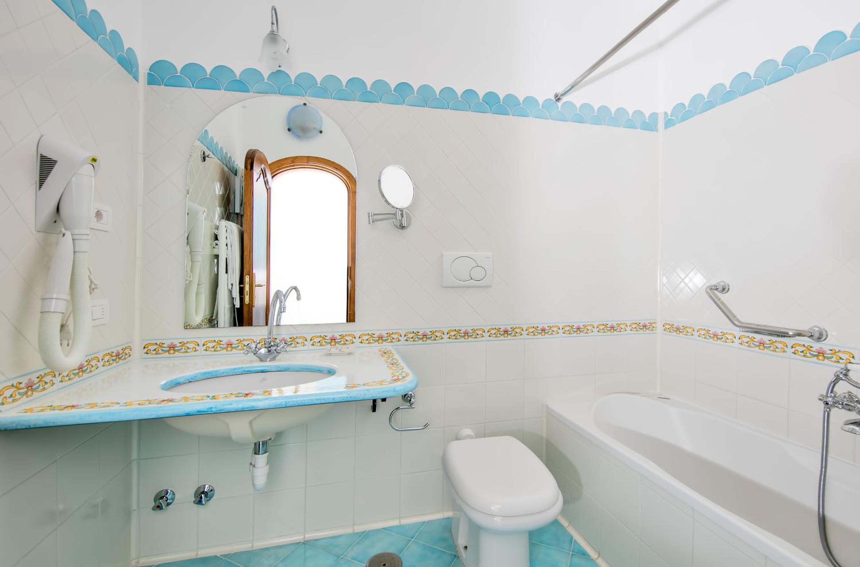 Superior Double Room with Partial Sea View - Photo 8