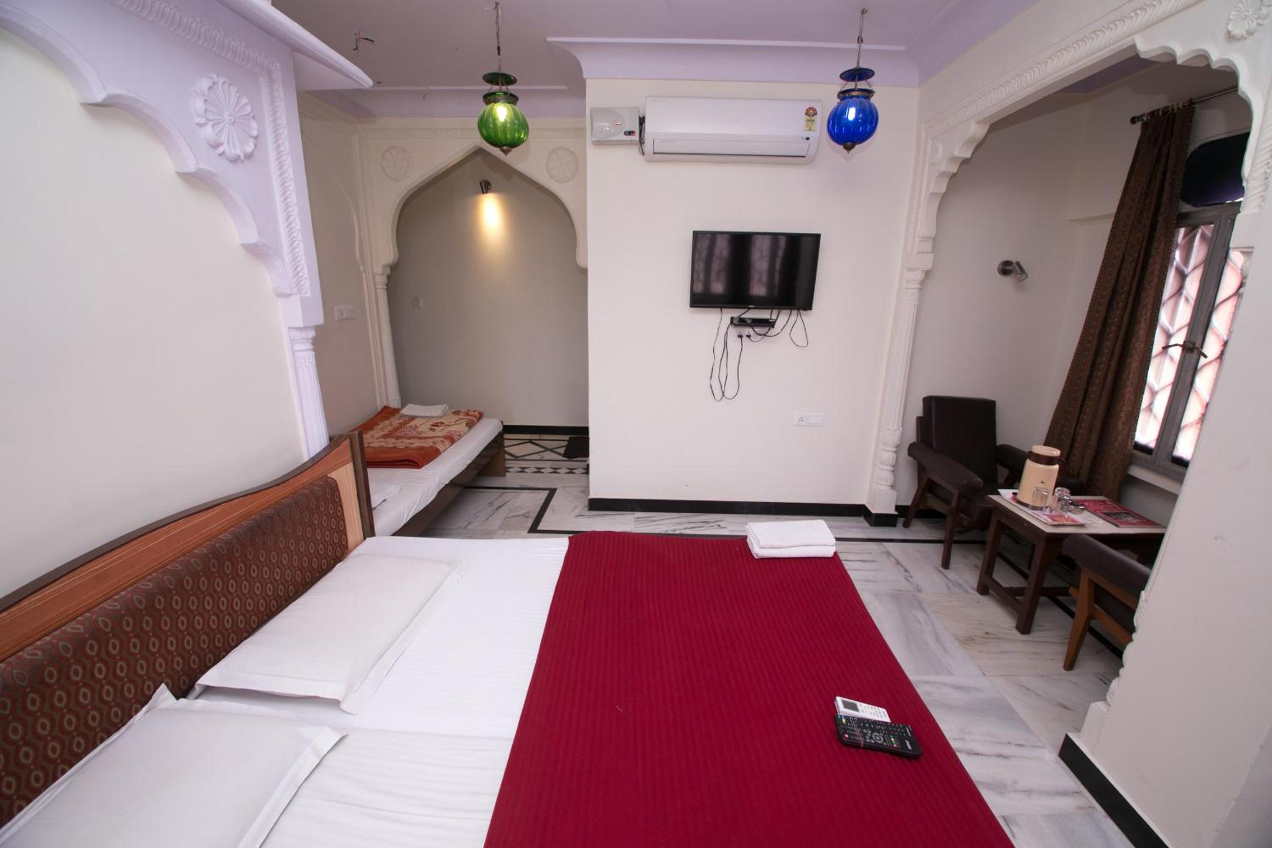 Superior Triple Room  - 10% off on SURA Cocktails & Cuisines, Enjoy Live Music, Welcome Drink on Arrival and Free Pickup from Railway Station - Photo 9
