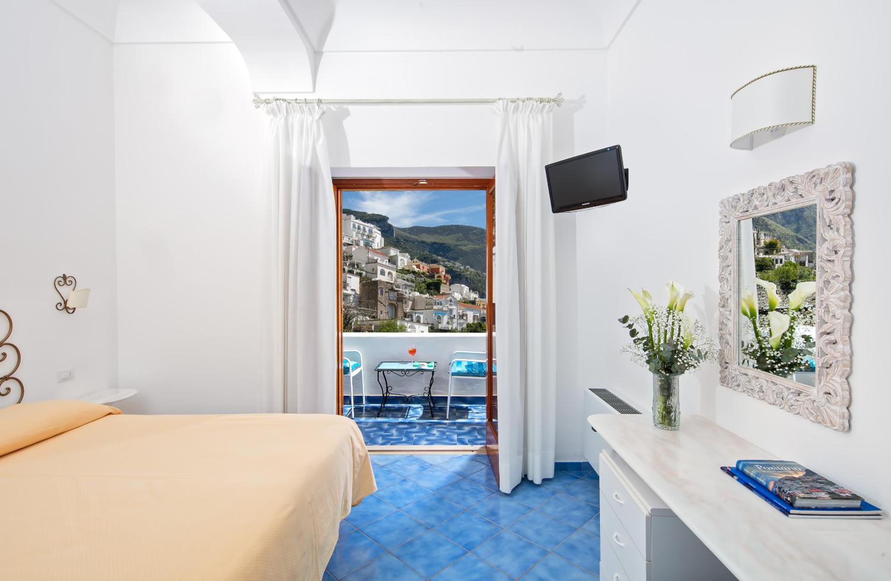 Camera Tripla Classic con Vista Mare Parziale