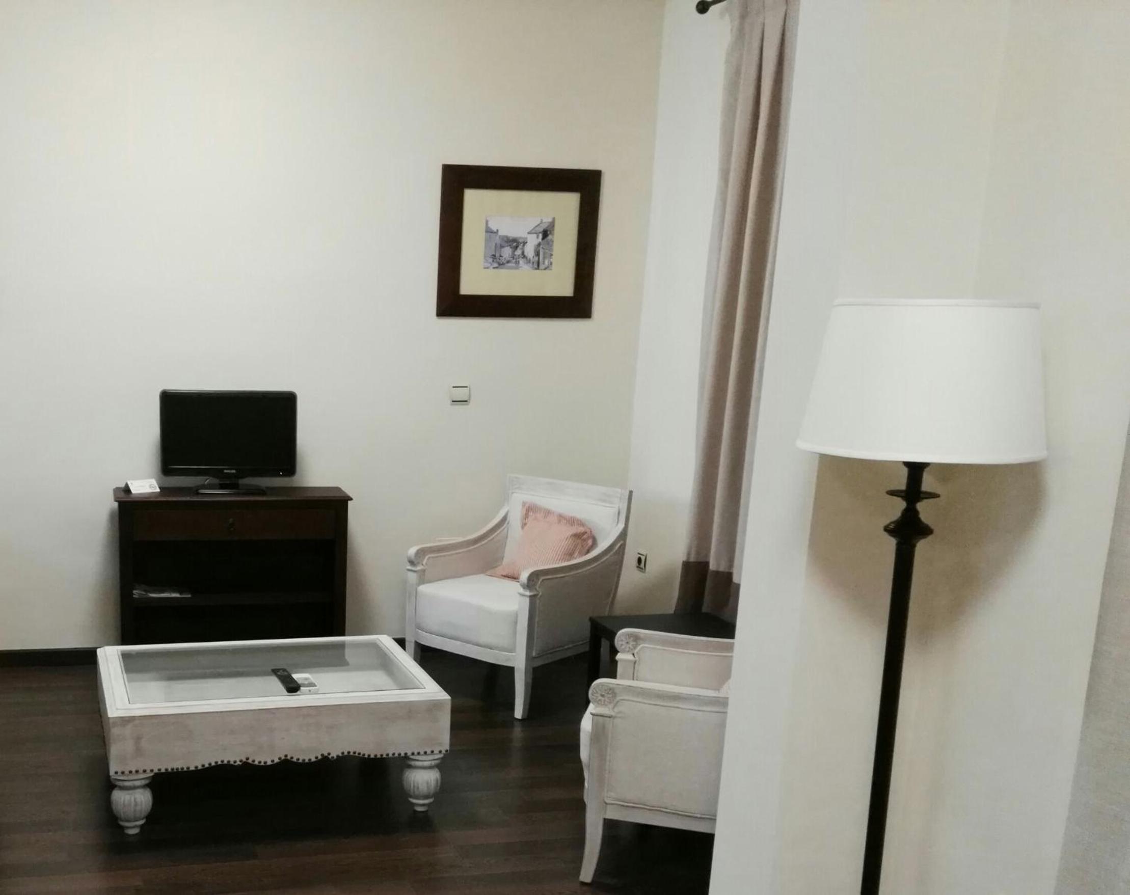 Deluxe Family Suite - Photo 2