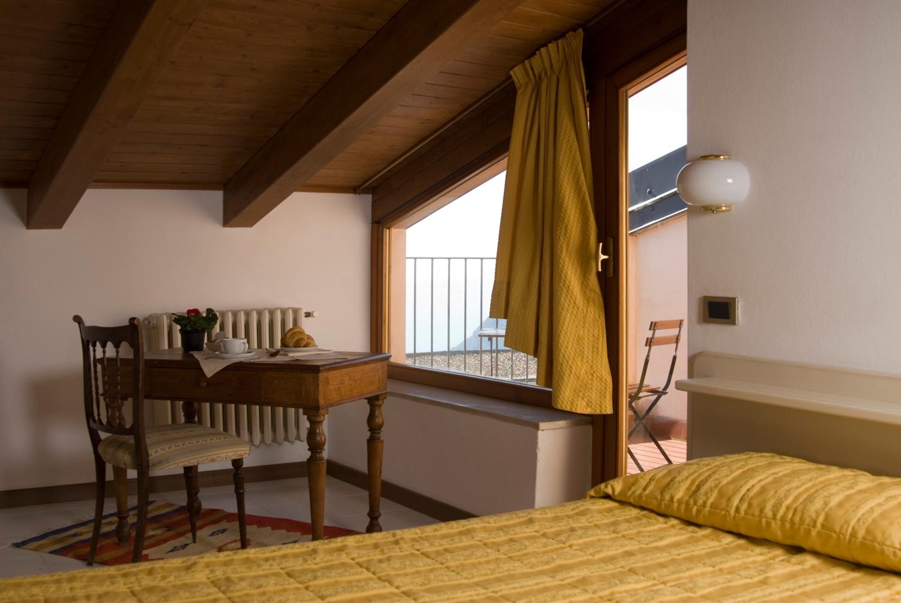 Superior Double or Twin Room with Lake View - Photo 4