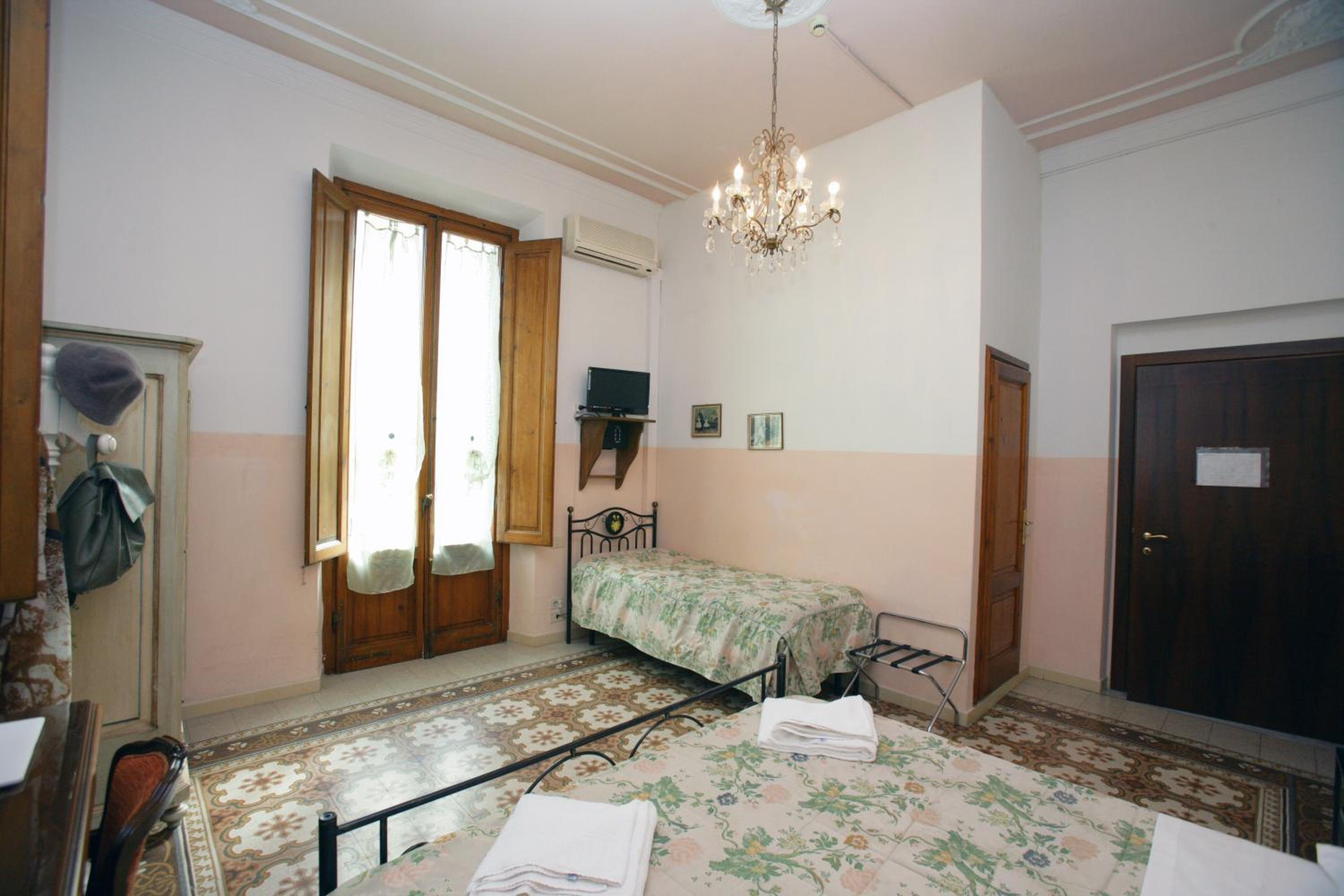 Triple Room thumbnail 5