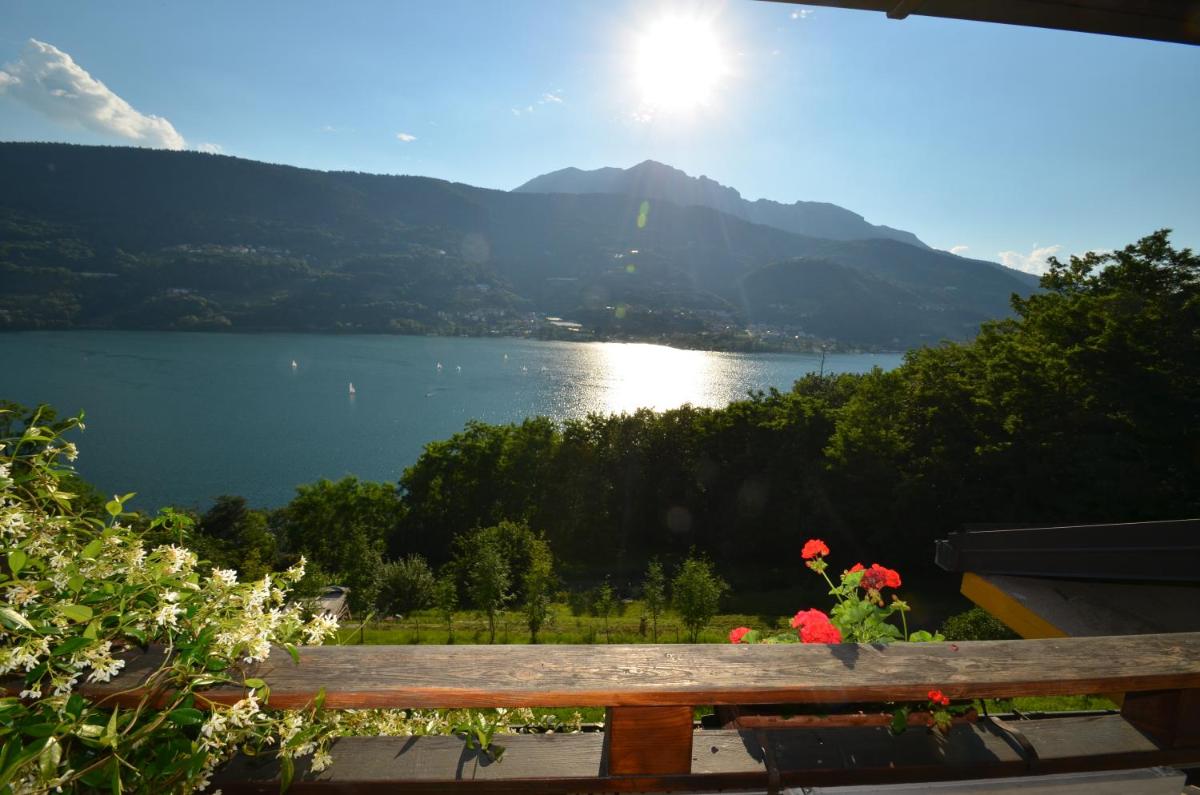 One-Bedroom Apartment with Lake View