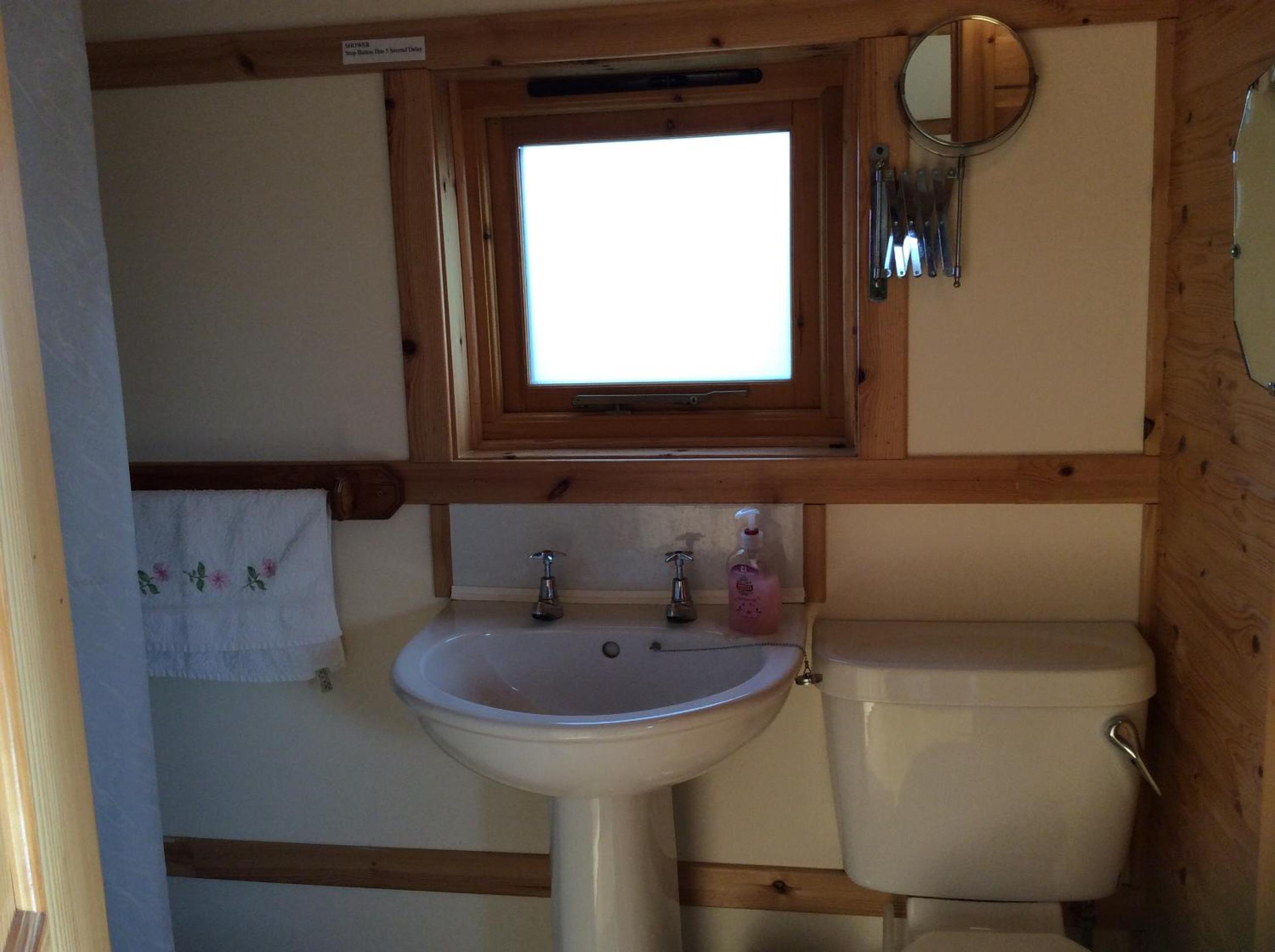 Deluxe Camping Pod with En-suite Bathroom - Photo 10