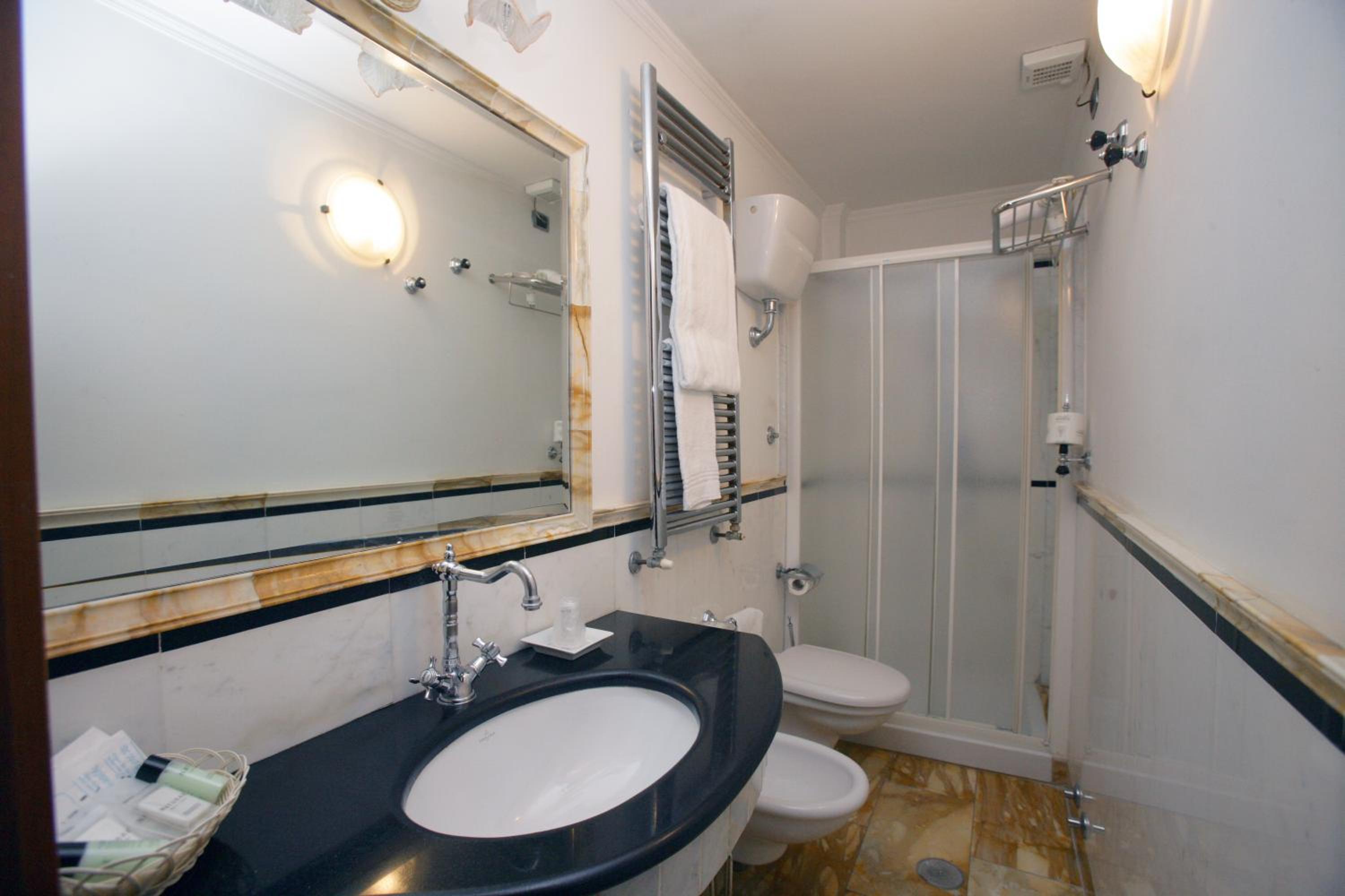 Double or Twin Room thumbnail 5