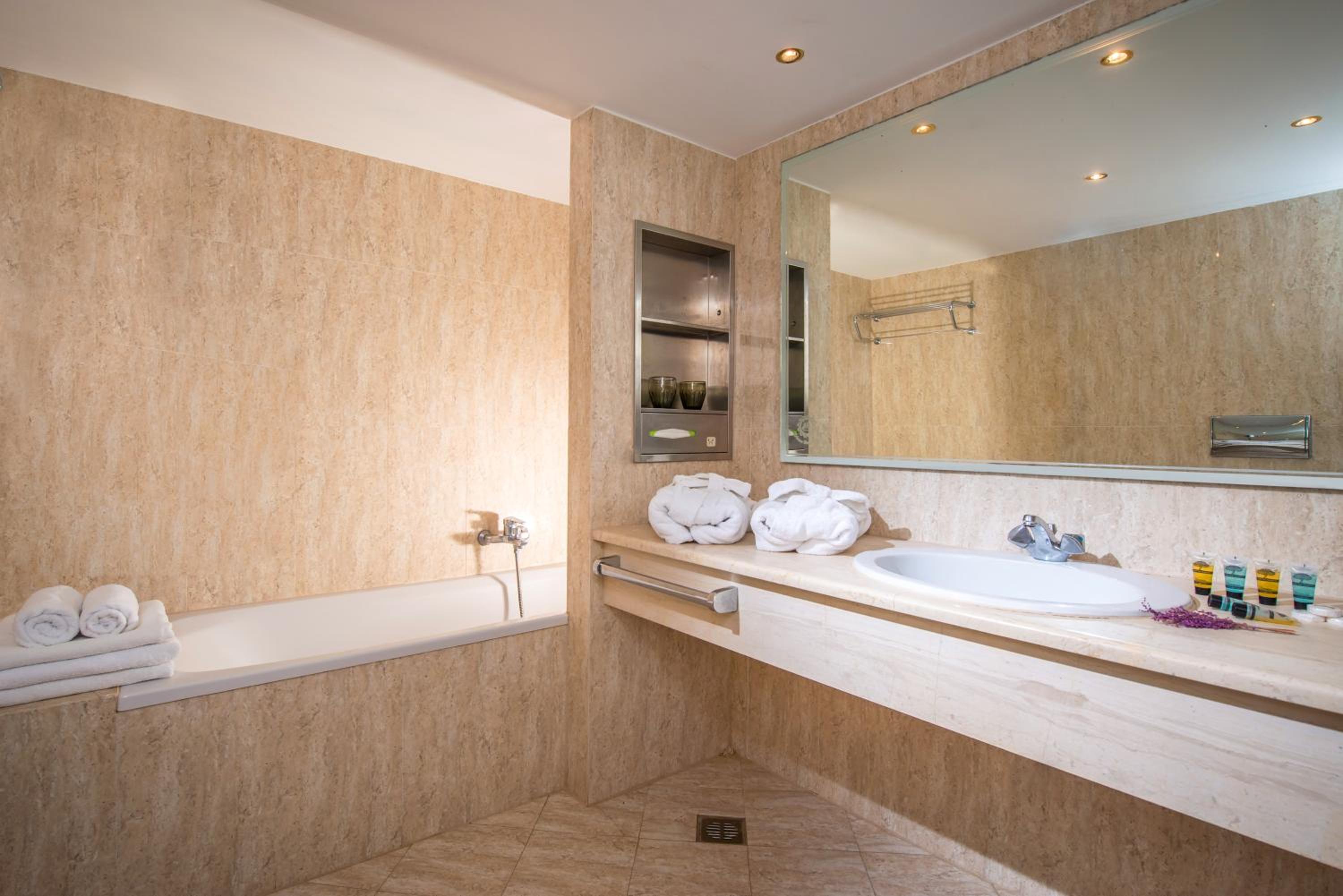 Superior Double Room with Sea View thumbnail 5