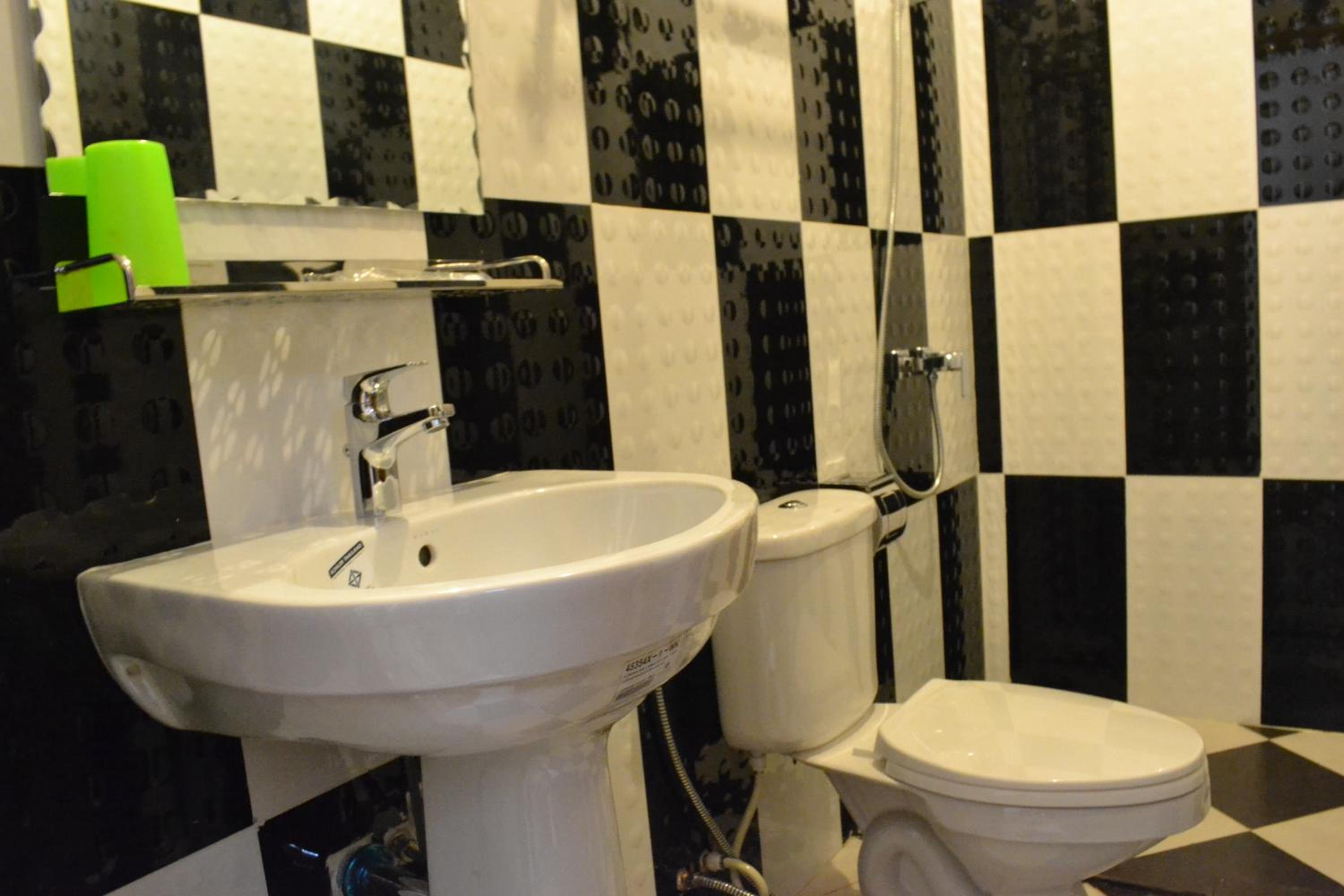 Family Room with Private Bathroom - Photo 3