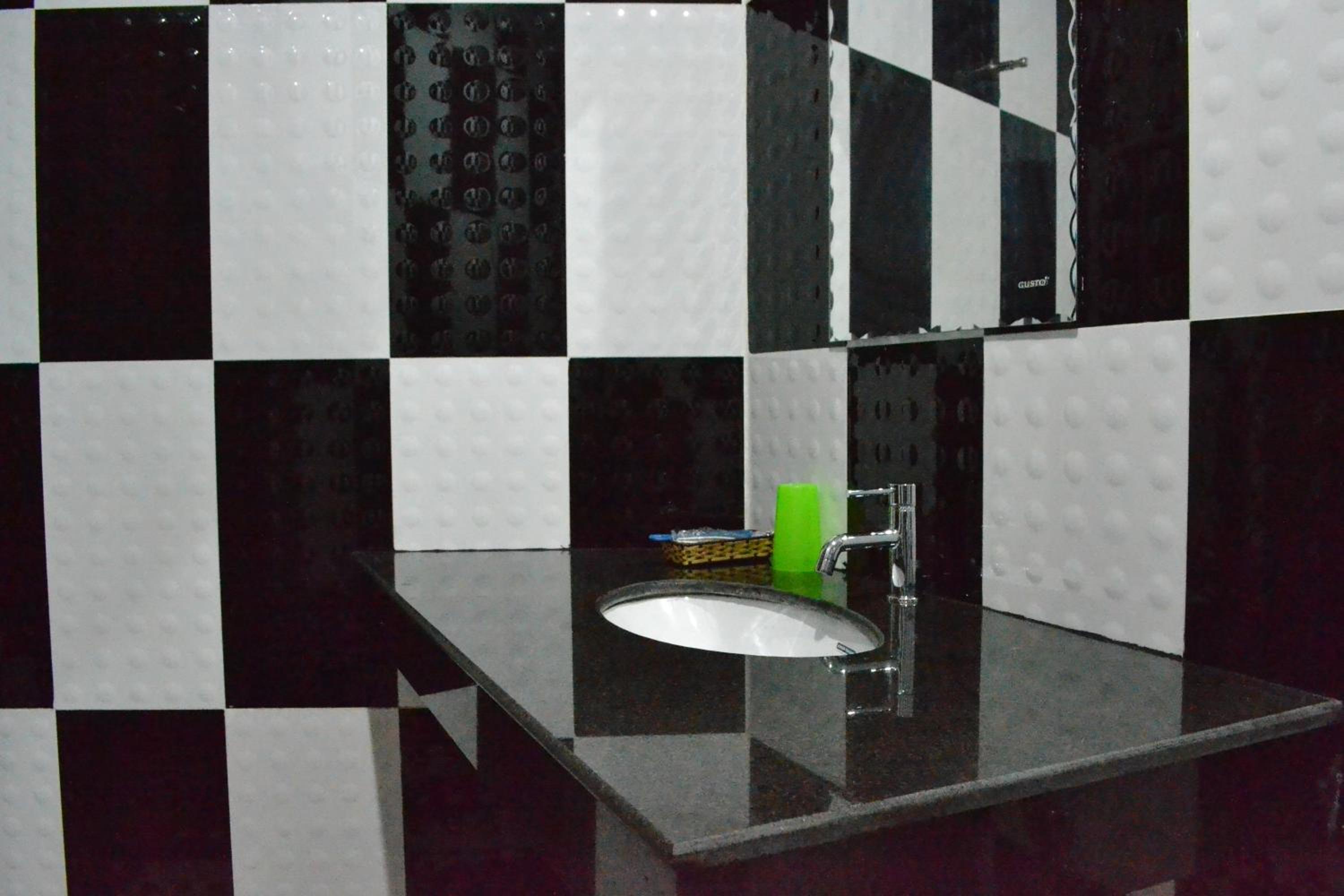 Family Room with Private Bathroom - Photo 4