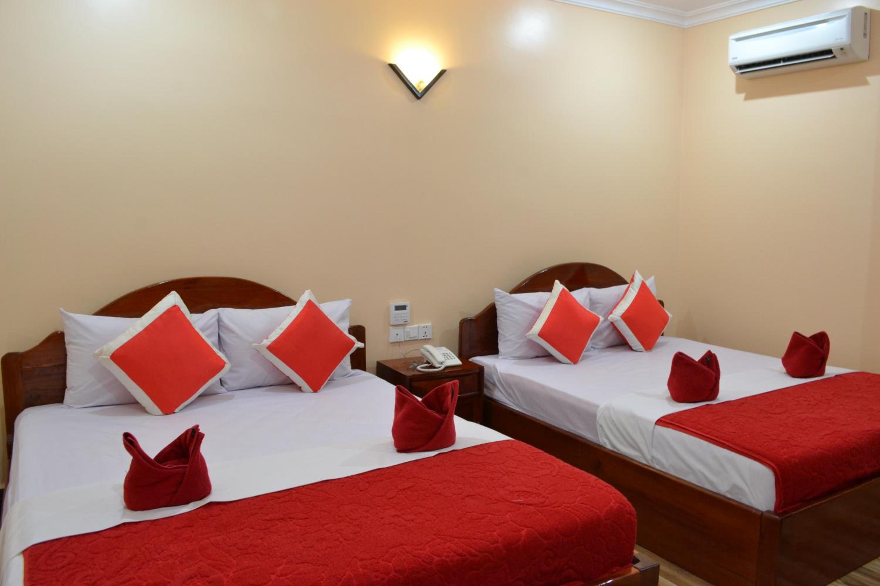 Double Or Twin Room With Bathroom - Photo 2