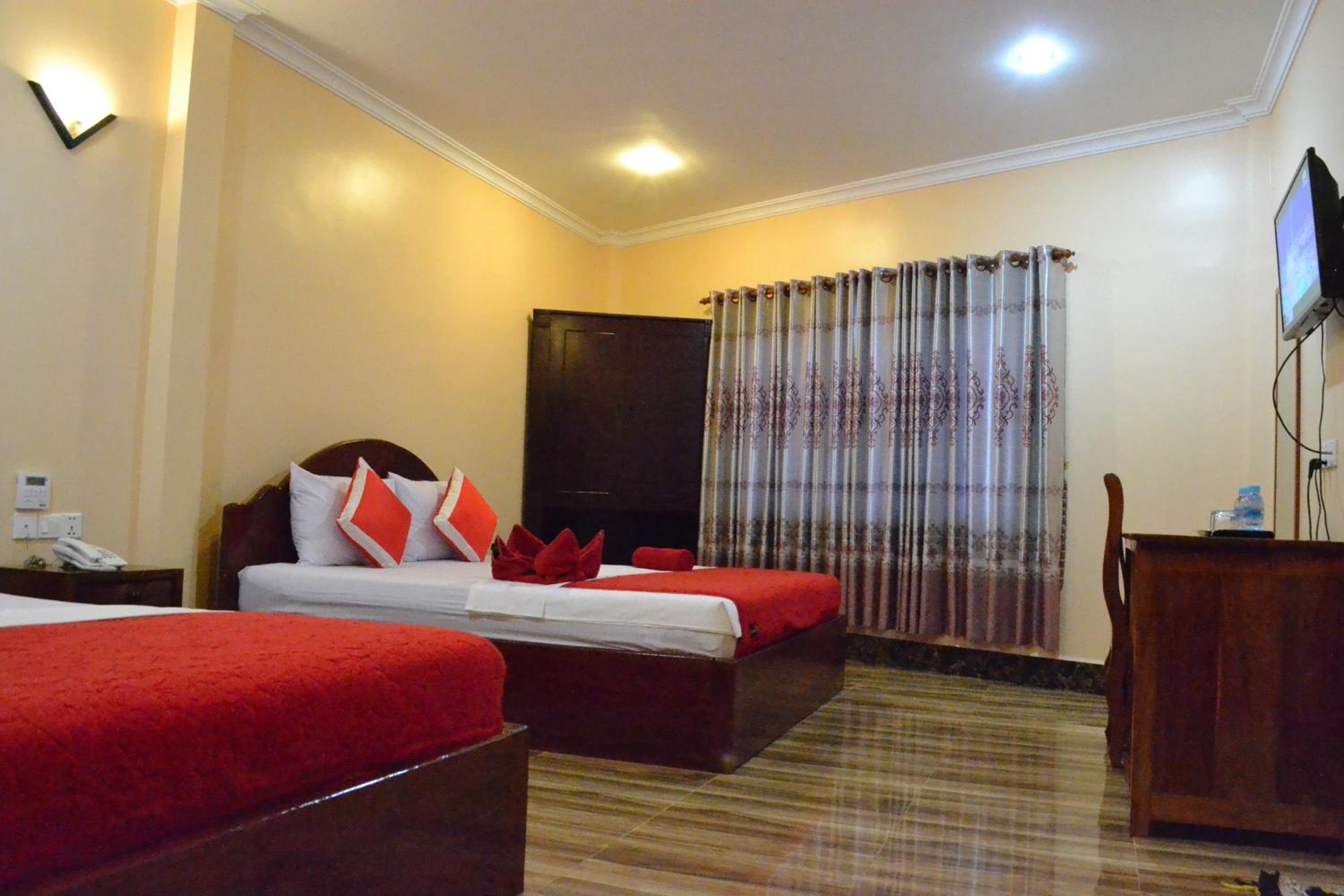 Family Room with Private Bathroom - Photo 2