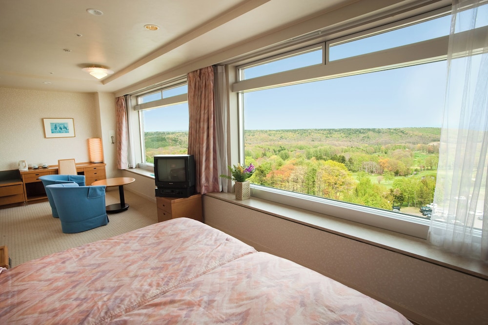 Superior Twin Room, Non Smoking (Please book as an adult if your child needs a bed) - Photo 9