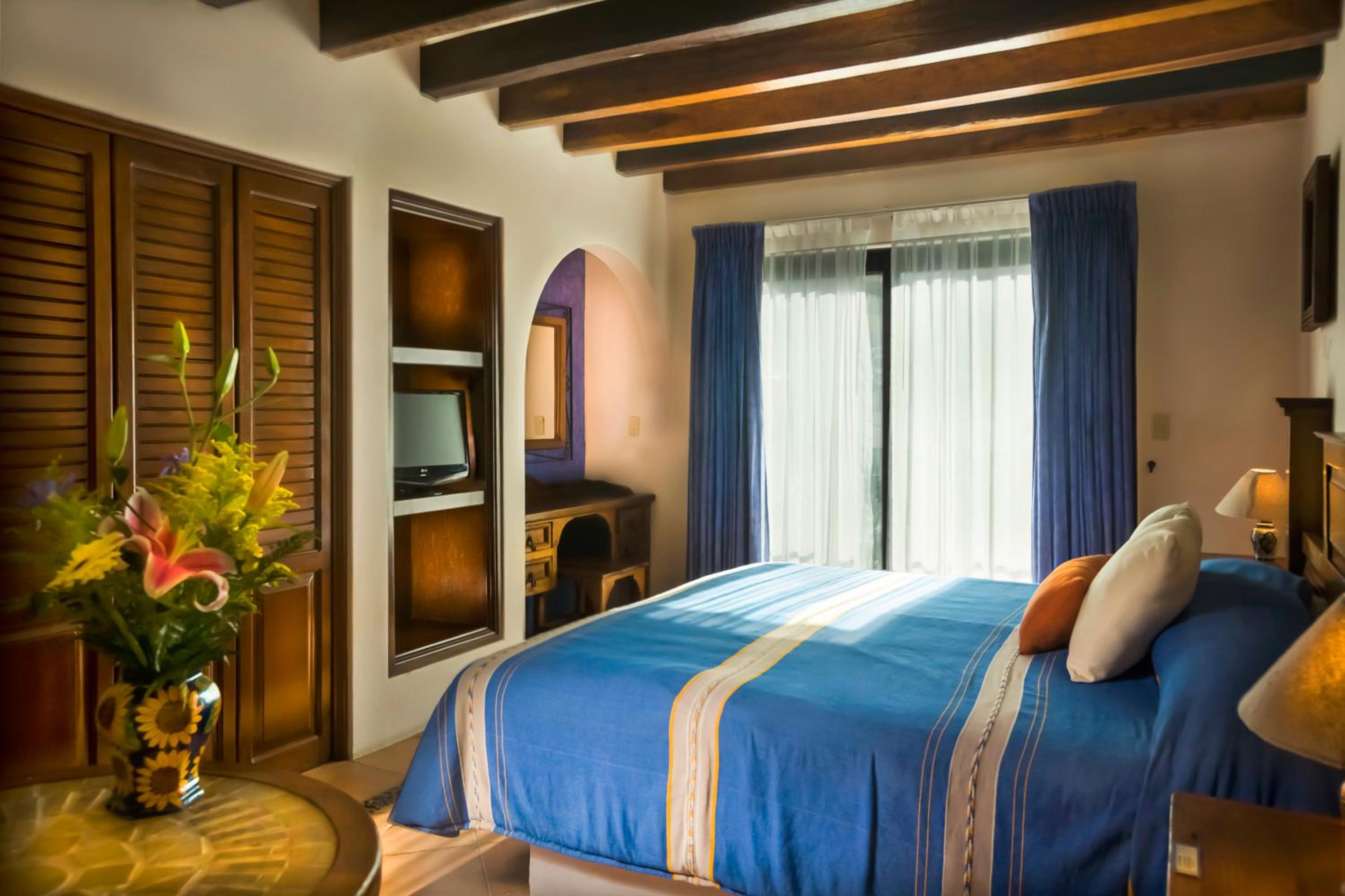 Deluxe King Room - Photo 6