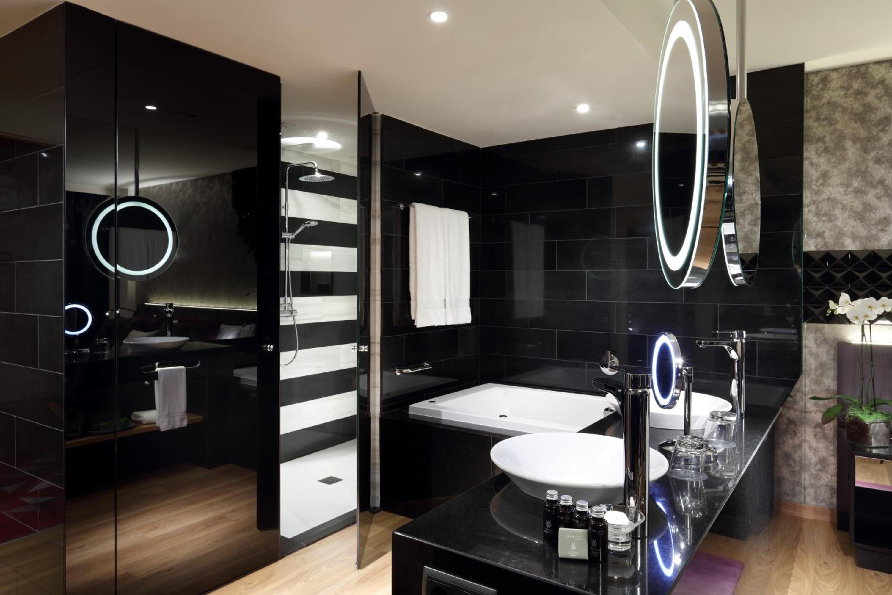 Rock Royalty Studio Suite (2 Adults + 1 Child)