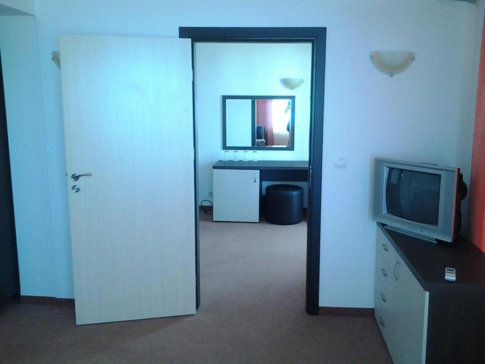 One-Bedroom Apartment with Sea View - Photo 9