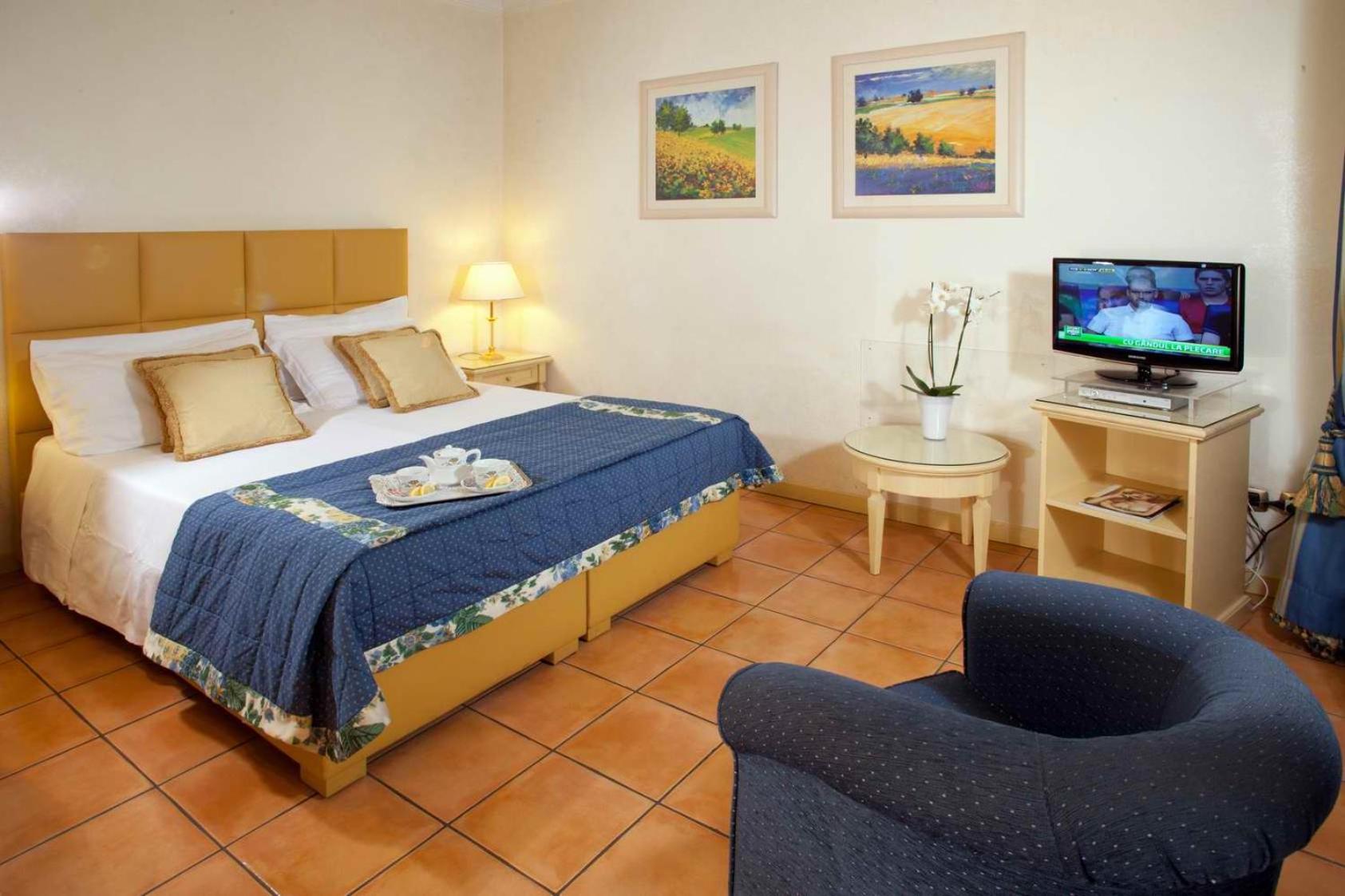 Double or Twin Room with Private Patio photo 3