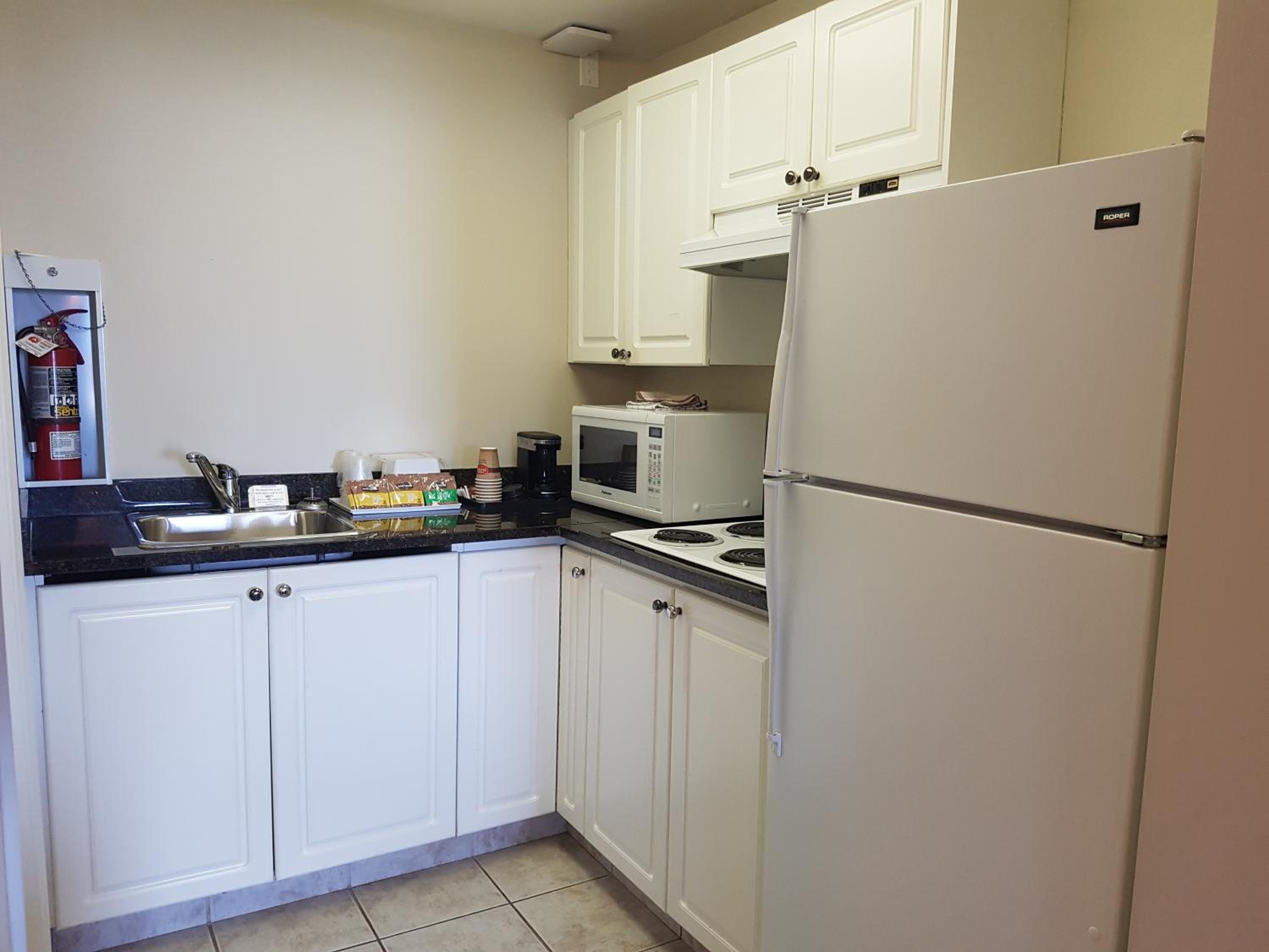 Three Queen Beds with Kitchenette - Photo 4