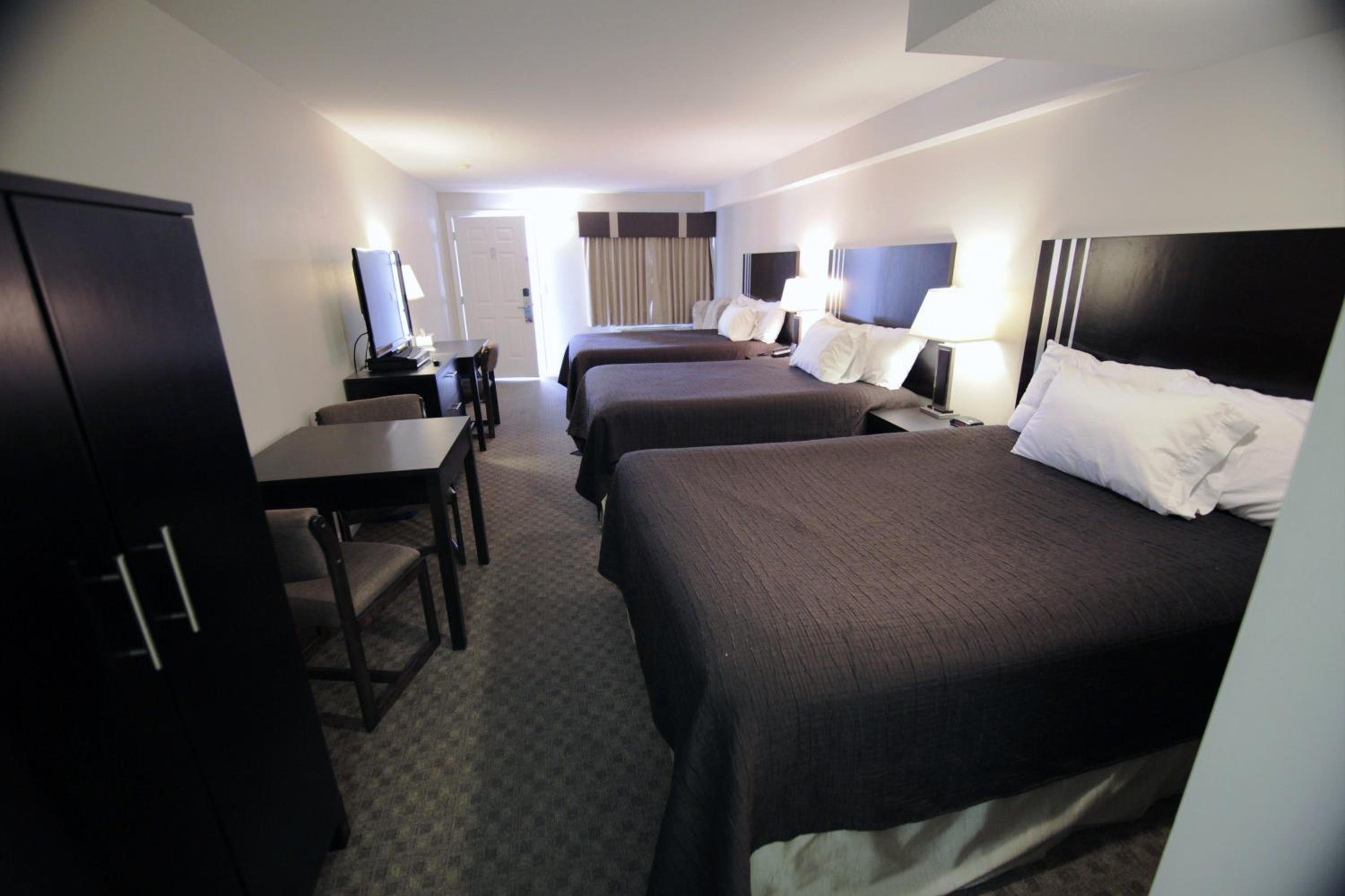 Three Queen Beds with Kitchenette - Photo 2