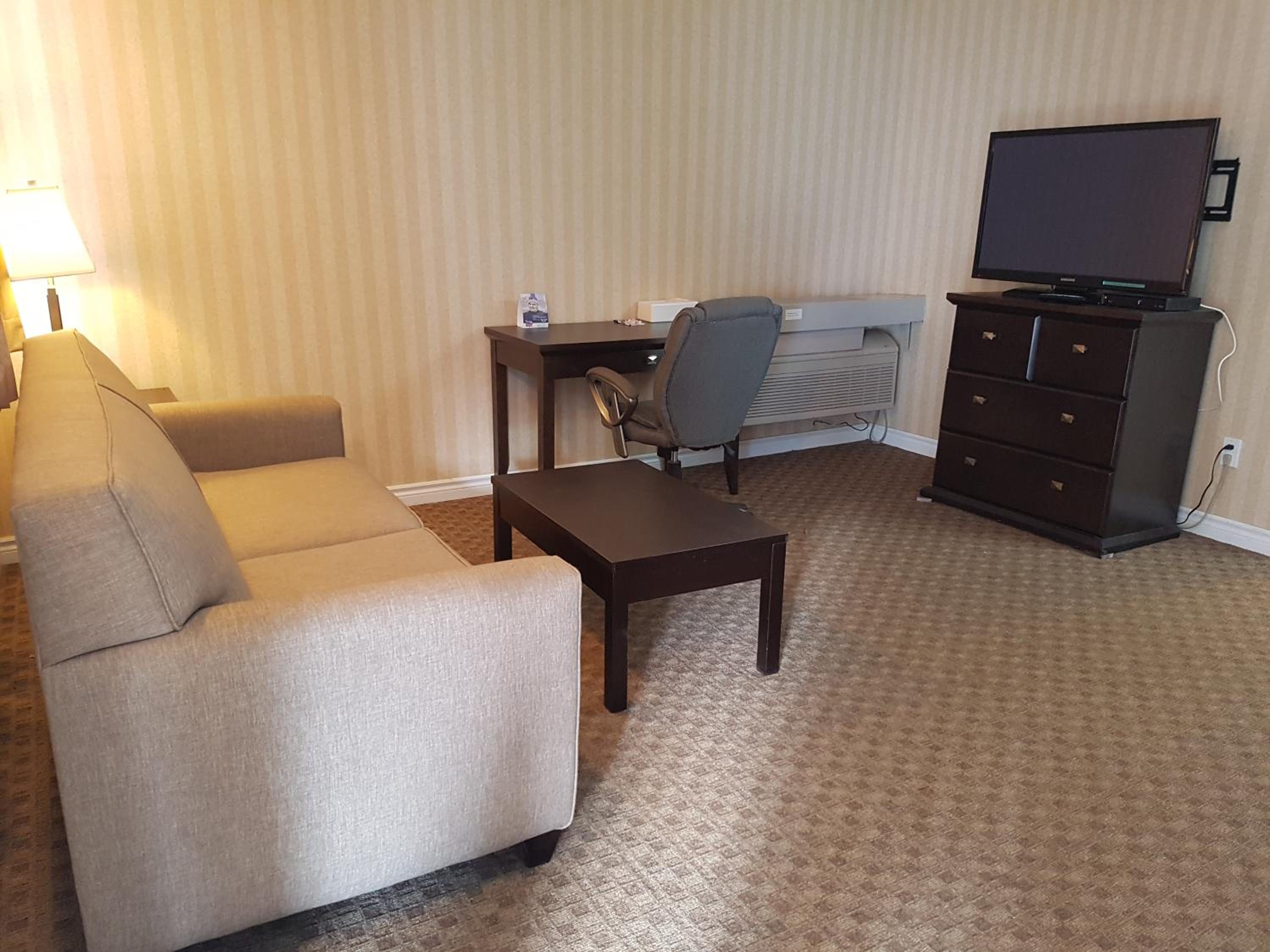 Queen  Suite, Non-Smoking - Photo 1
