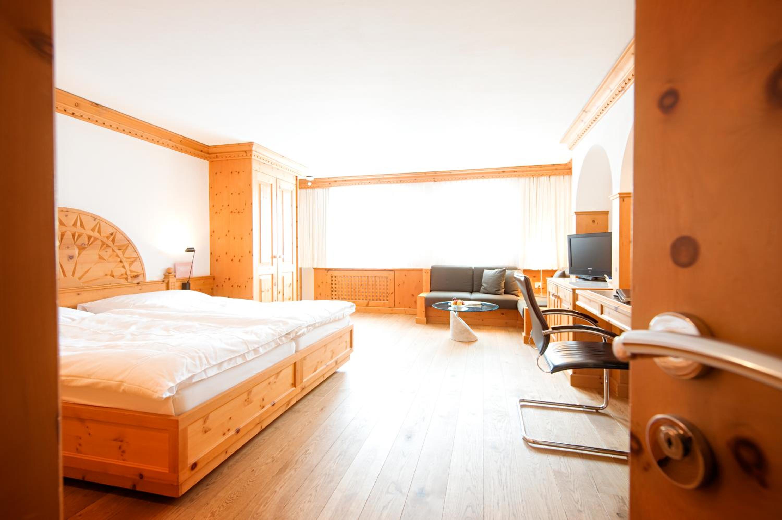 Deluxe Double Room with Balcony - Photo 6
