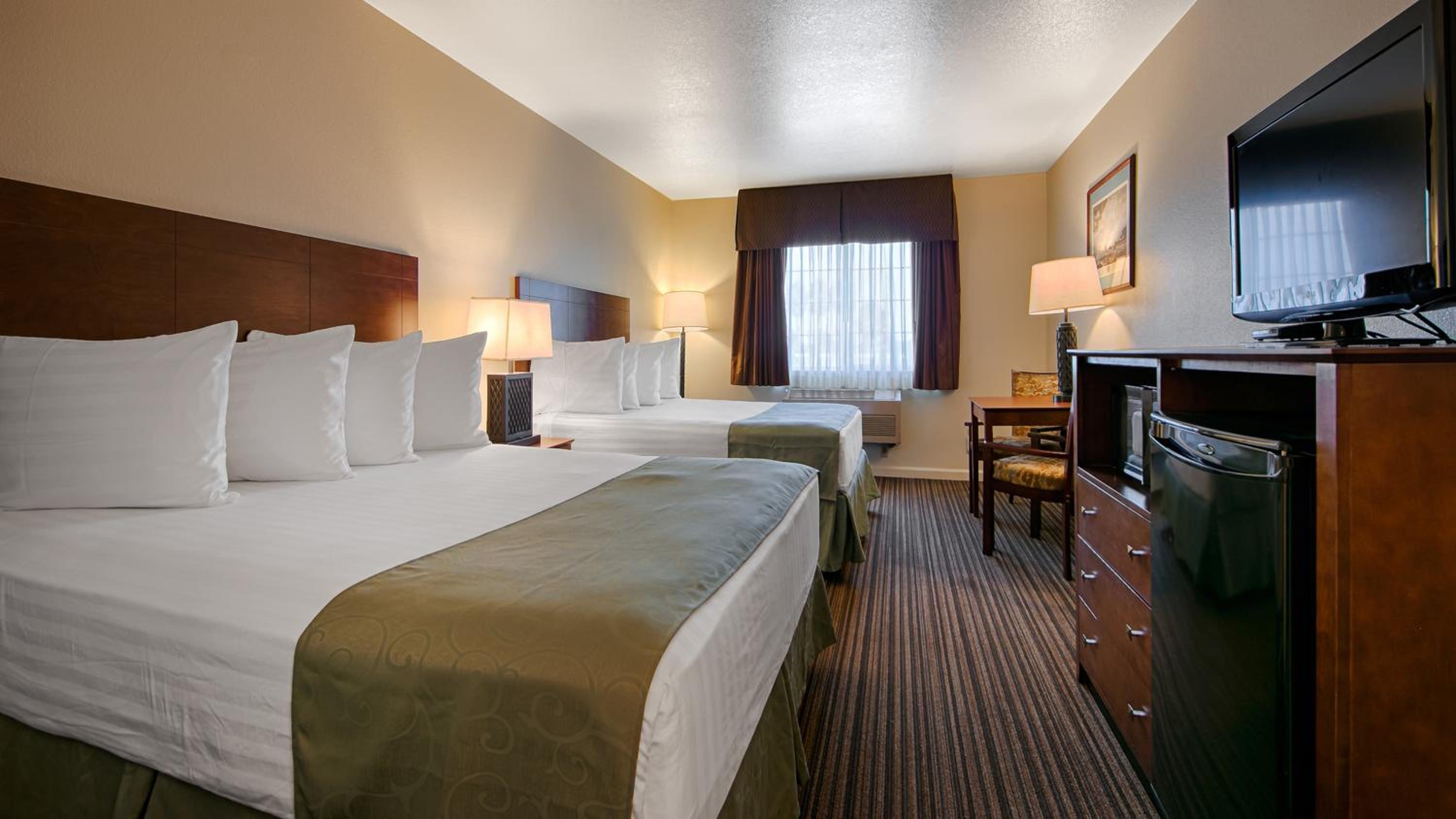 Queen Room with Two Queen Beds photo 1