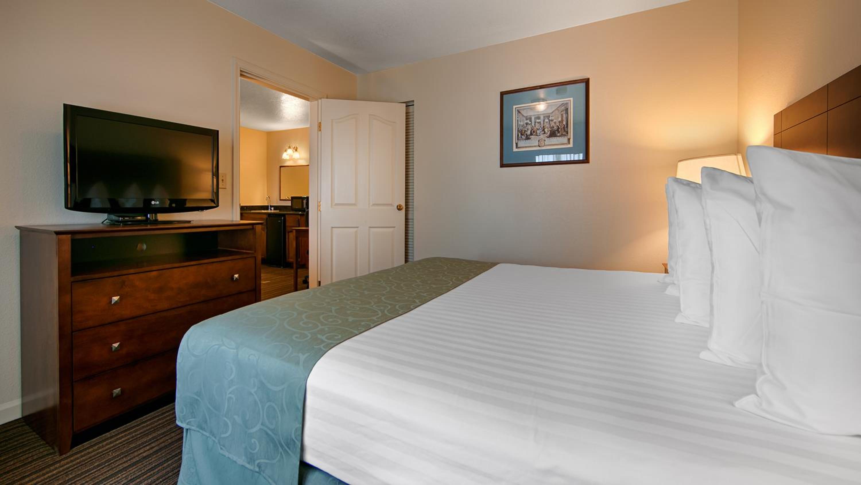 King Room with Roll-in Shower - Disability Access/Non-Smoking photo 1