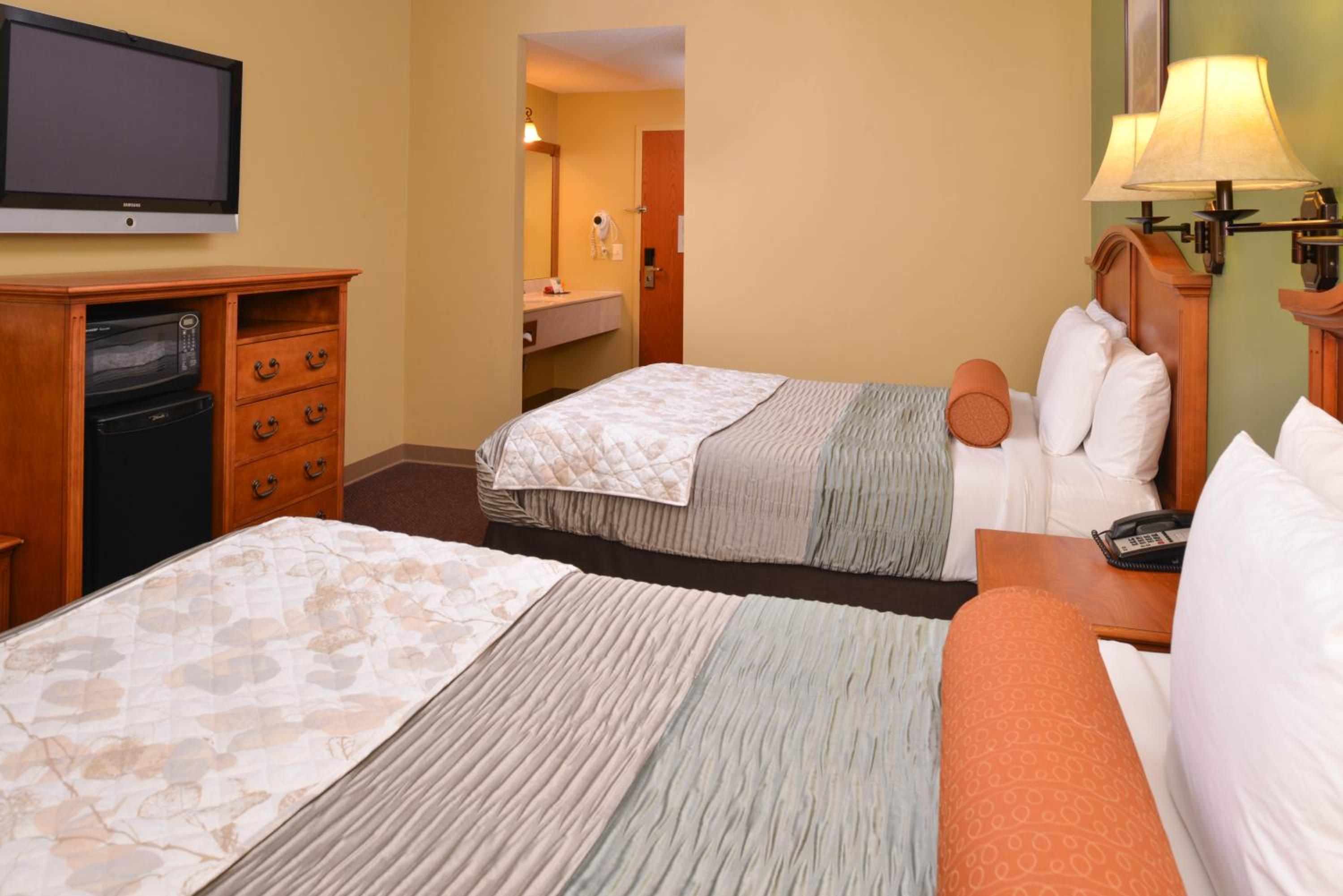 Queen Room with Two Queen Beds - Photo 3