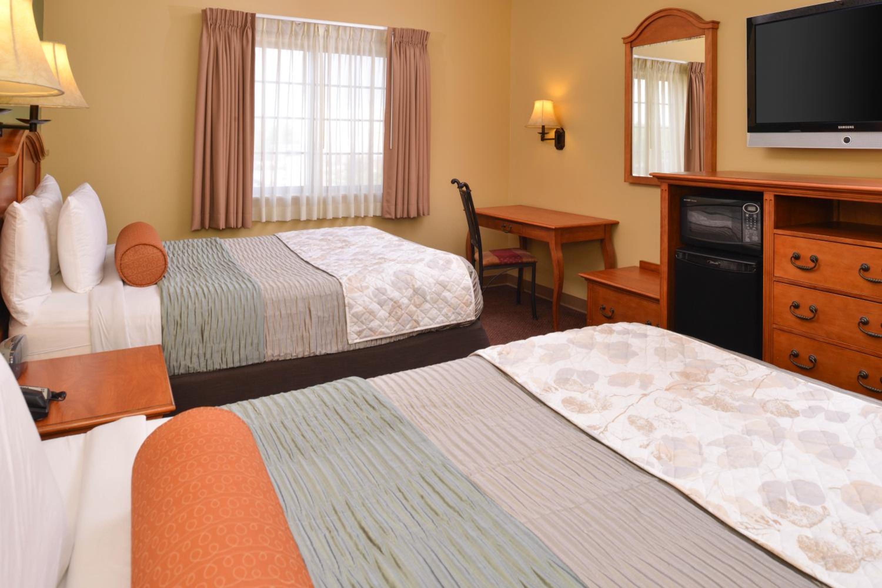 Queen Room with Two Queen Beds - Photo 2