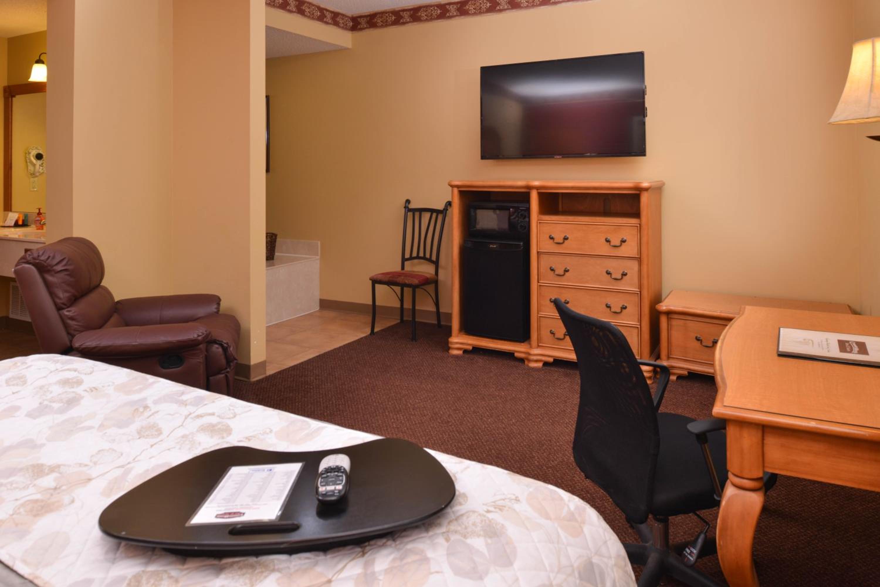 King Suite with Spa Bath - Photo 2