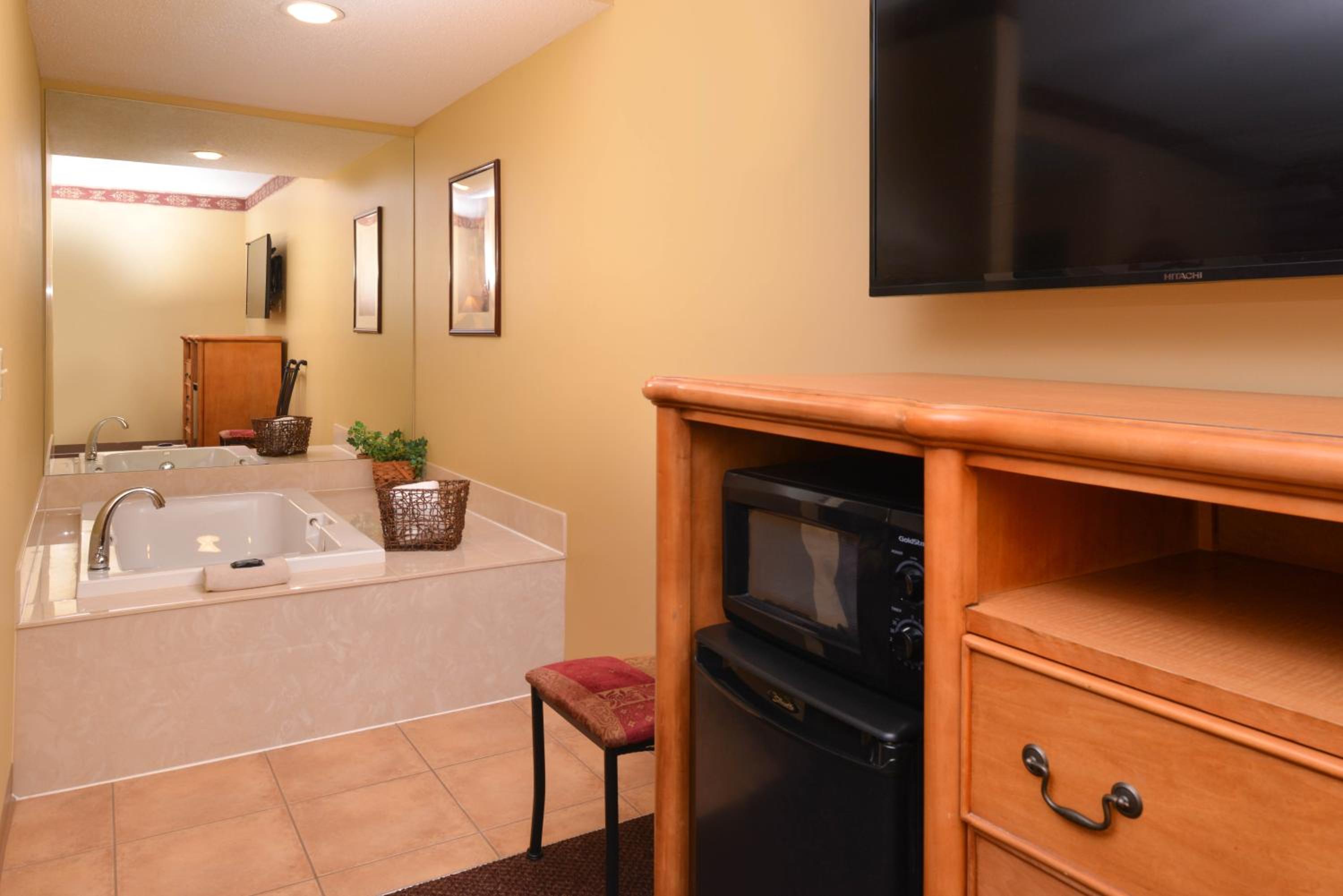 King Suite with Spa Bath - Photo 4