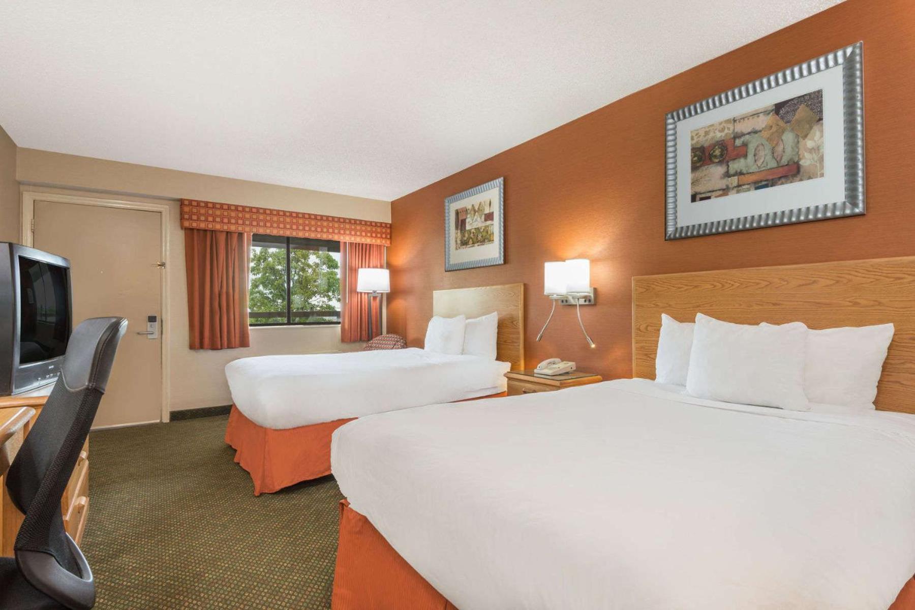 Double Room with Two Double Beds - Non-Smoking - Photo 3