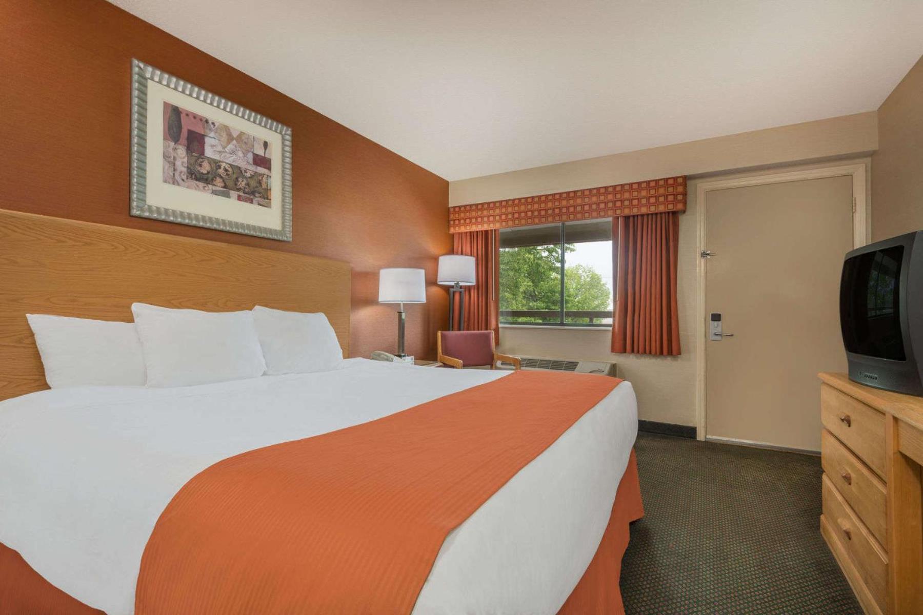 King Room - Non-Smoking - Photo 3
