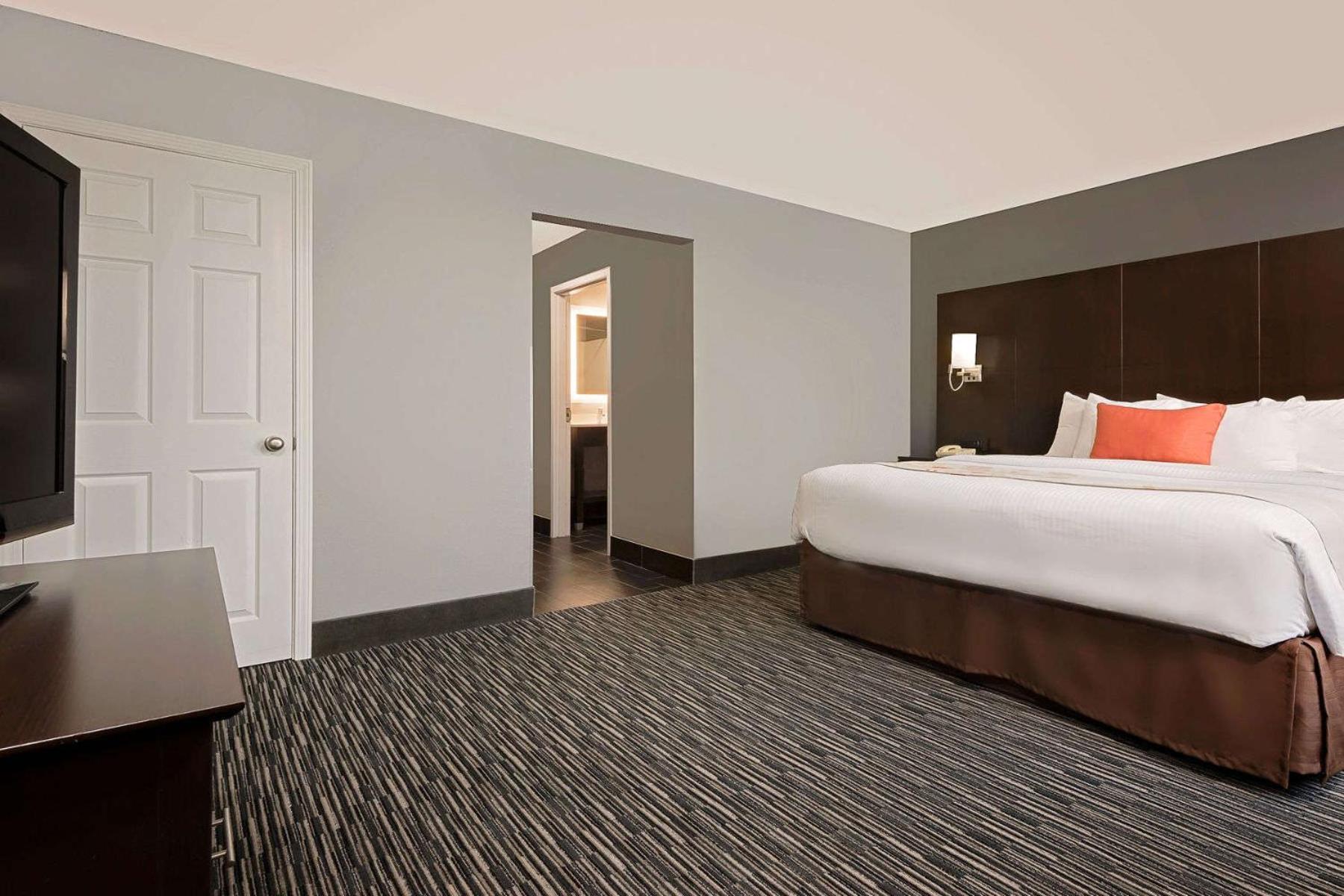 One-Bedroom Queen Studio Suite with Two Queen Beds - Mobility Accessible/Non-Smoking - Photo 2