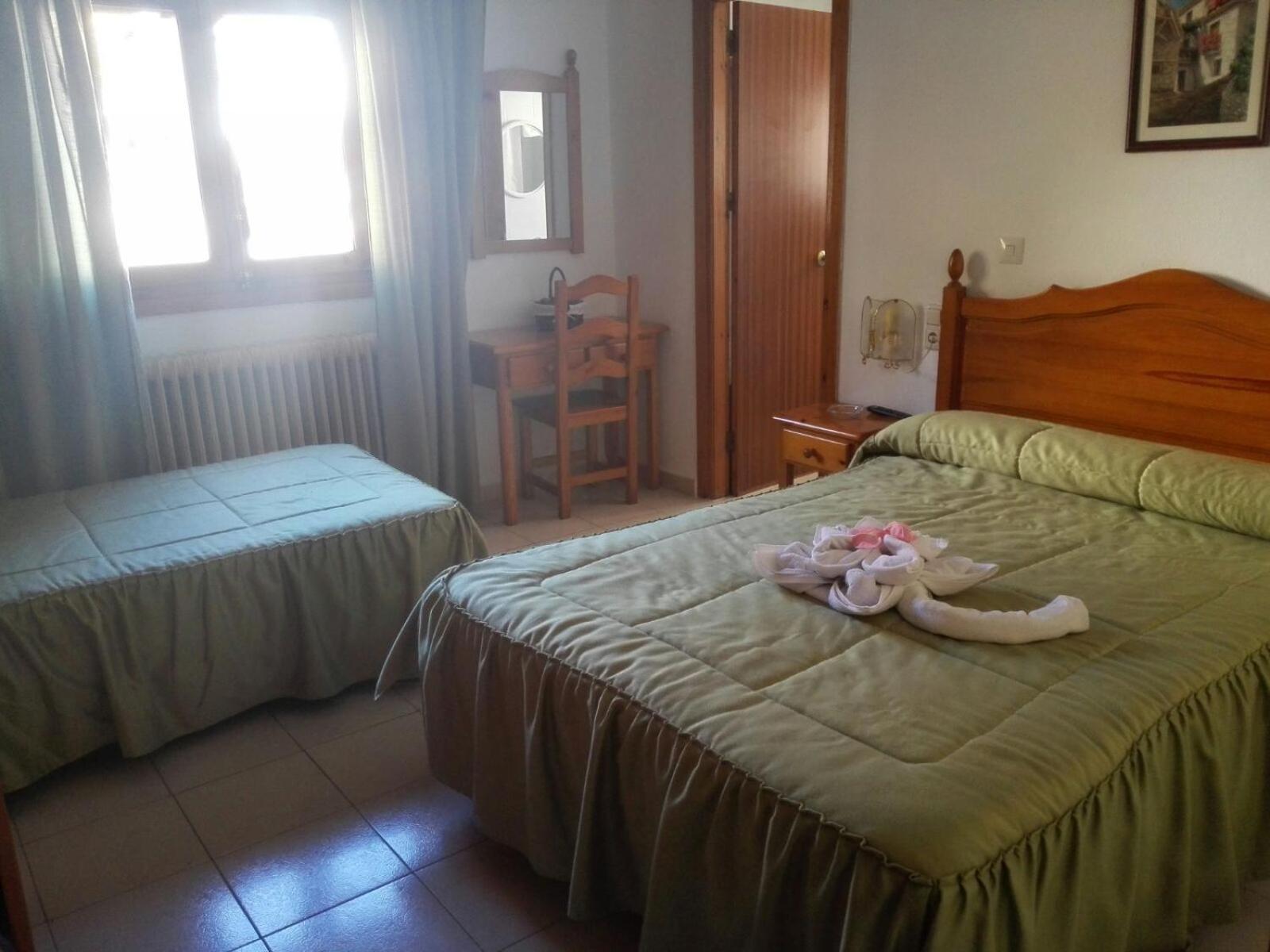 Triple Room with Bathroom - Photo 3