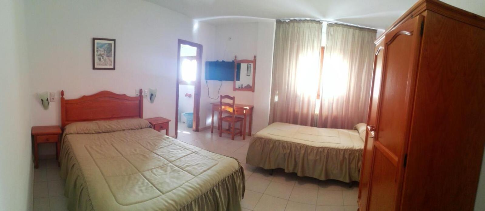 Triple Room with Bathroom - Photo 6