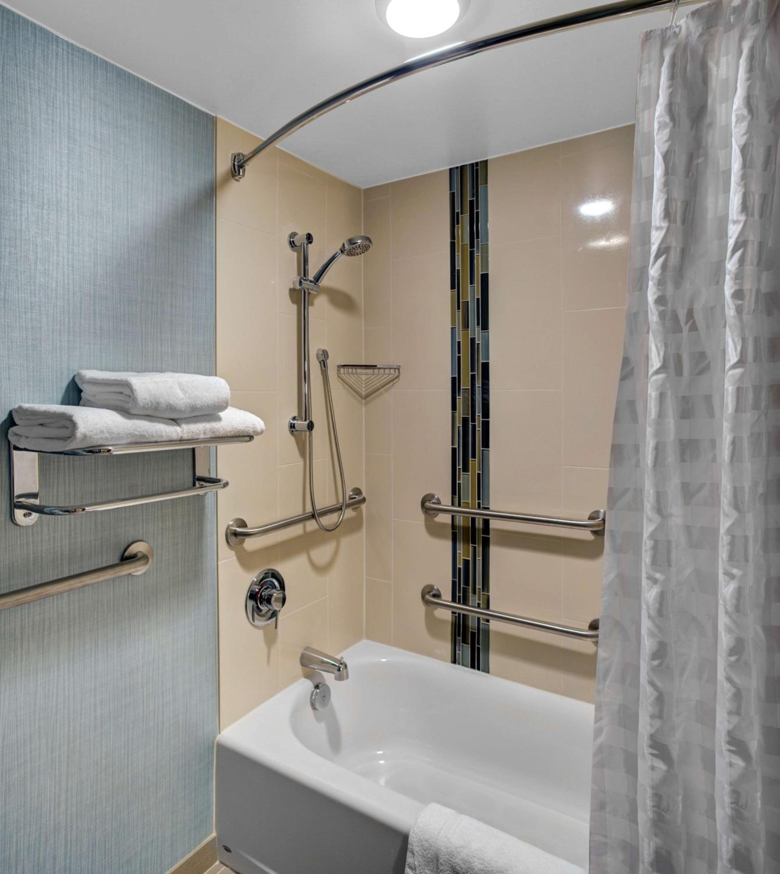 King Room with Sofa Bed and Accessible Tub - Disability Access - Photo 2