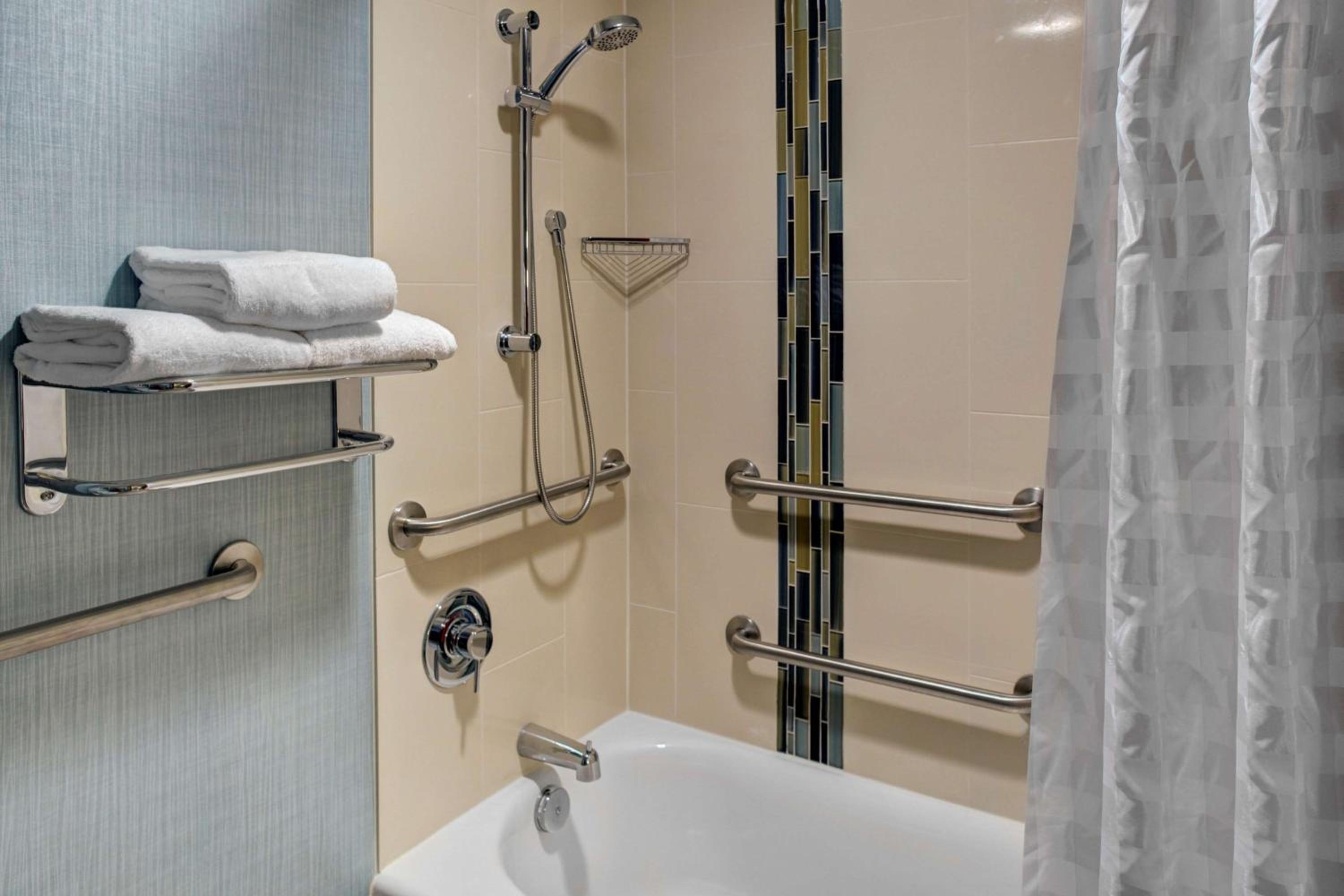 King Room with Sofa Bed and Accessible Tub - Disability Access - Photo 2
