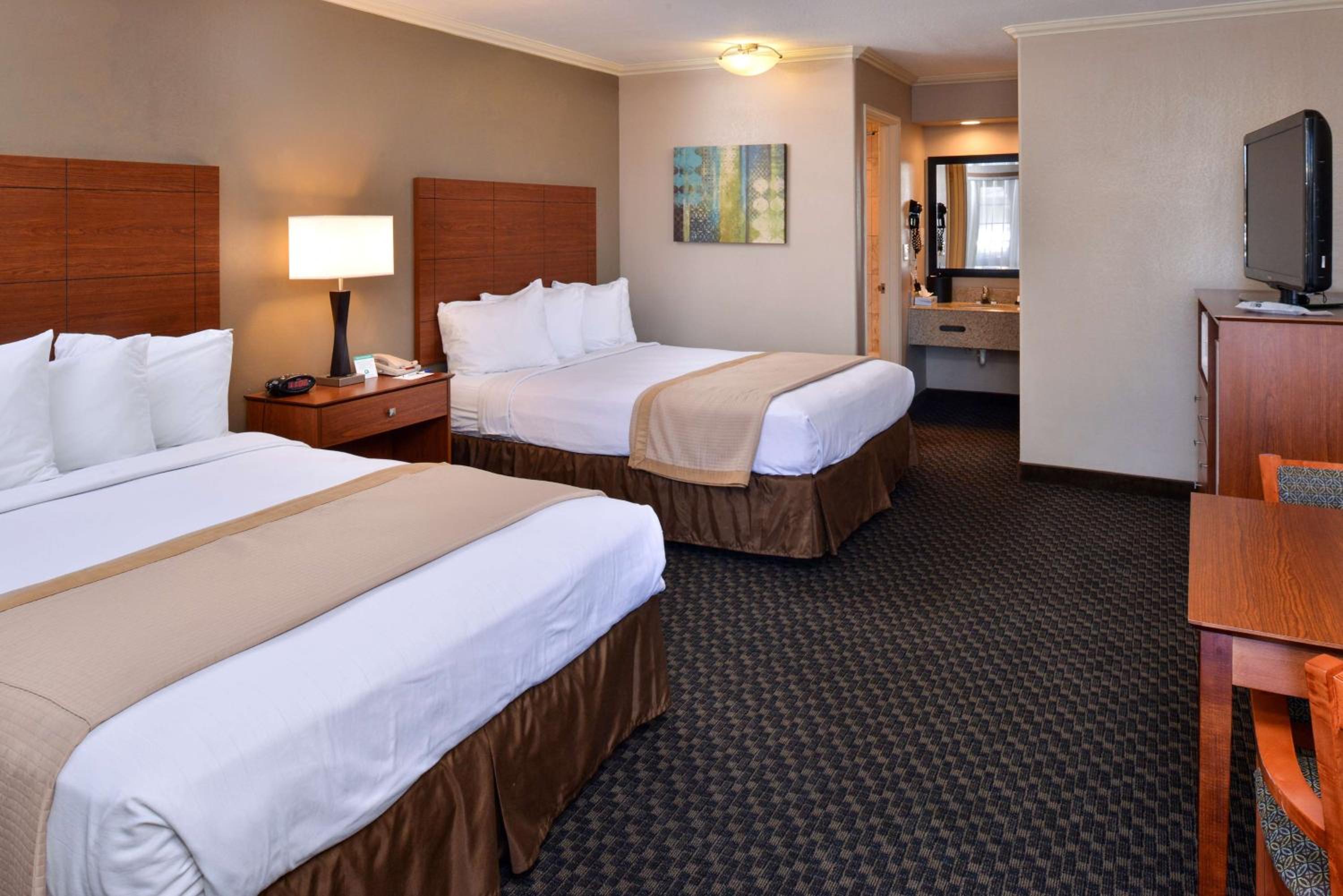 Queen Room with Two Queen Beds - Non-Smoking - Photo 1