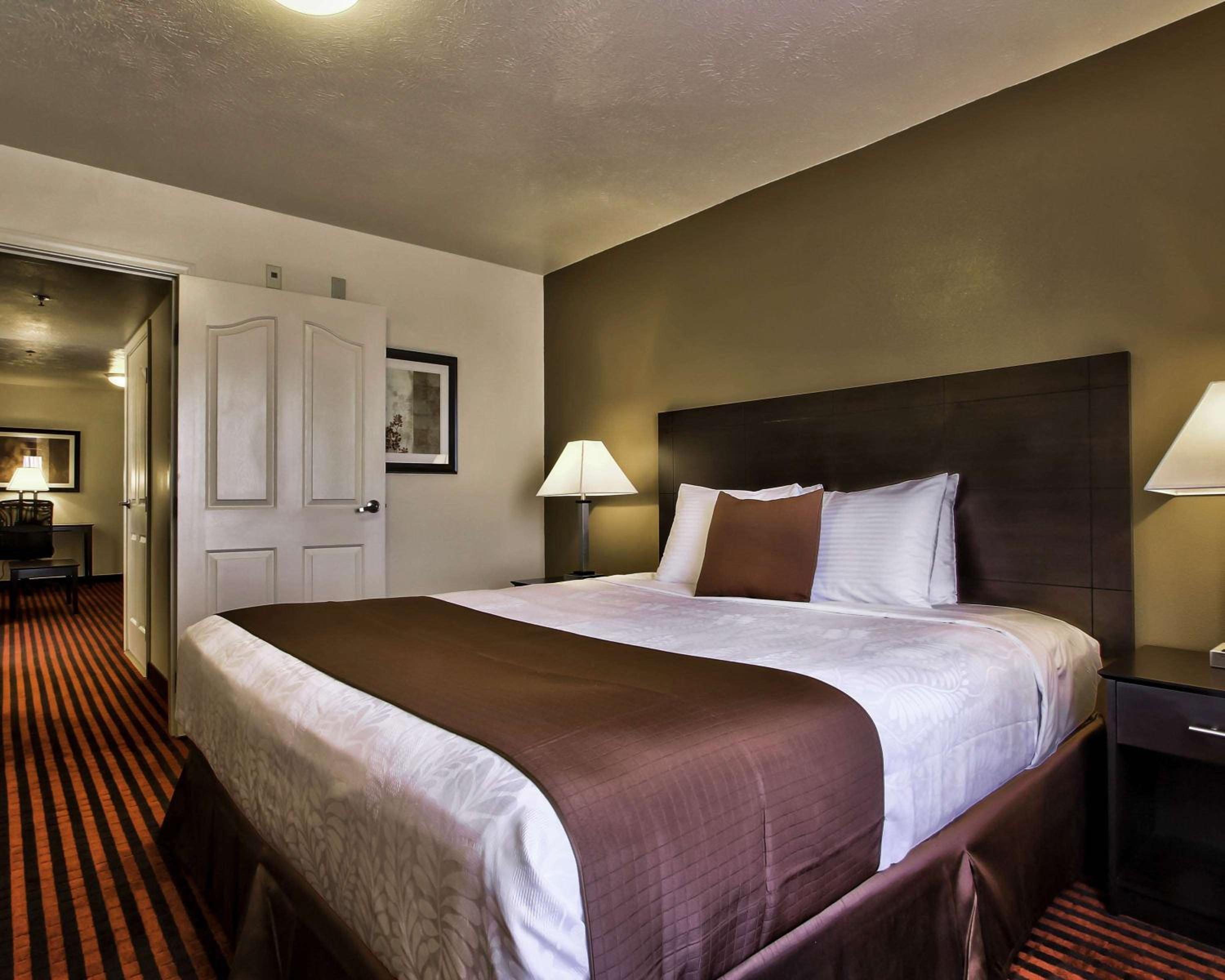 King Room - Non-Smoking - Photo 6