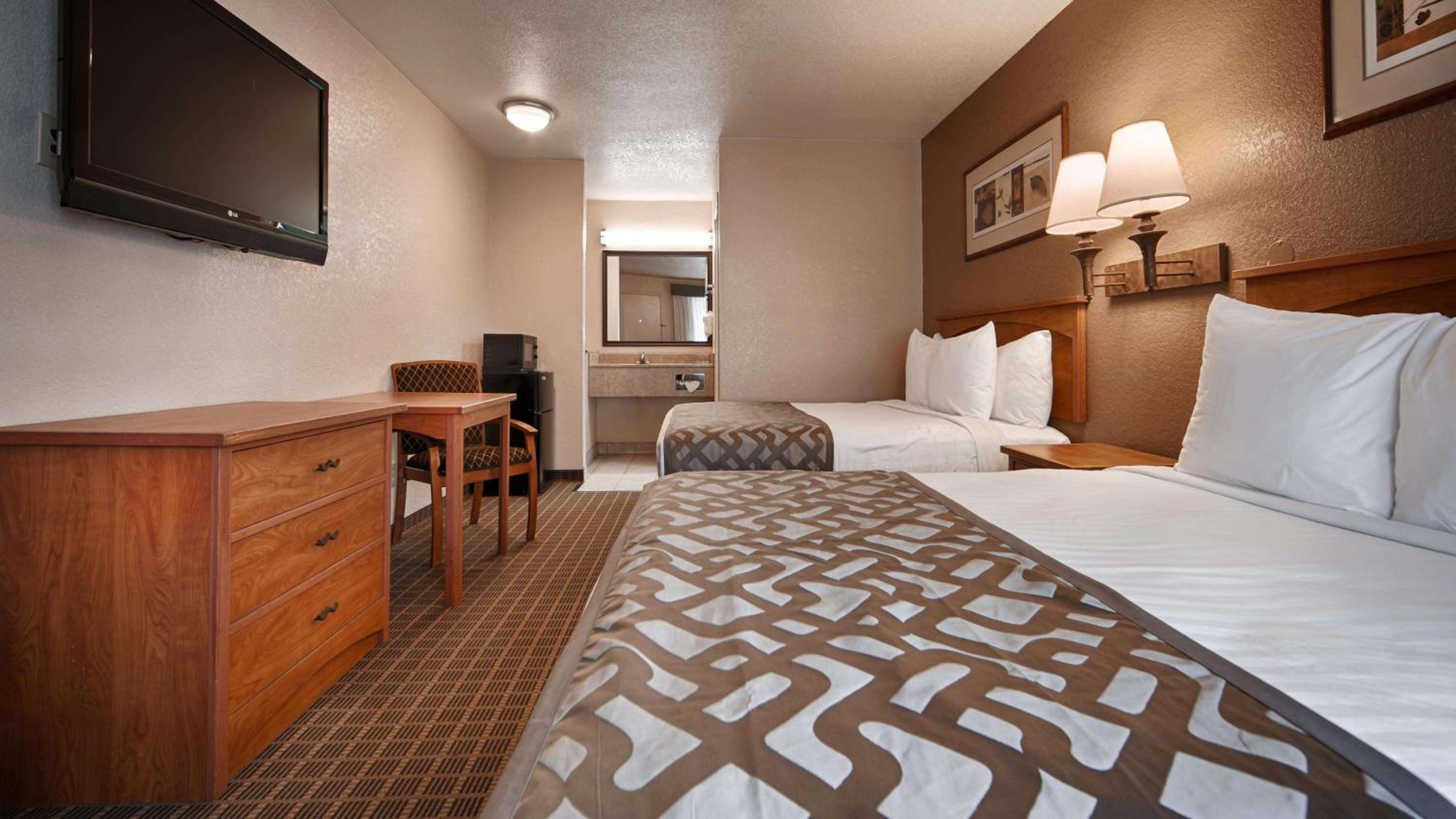 Queen Room with Two Queen Beds - Non Smoking photo 1