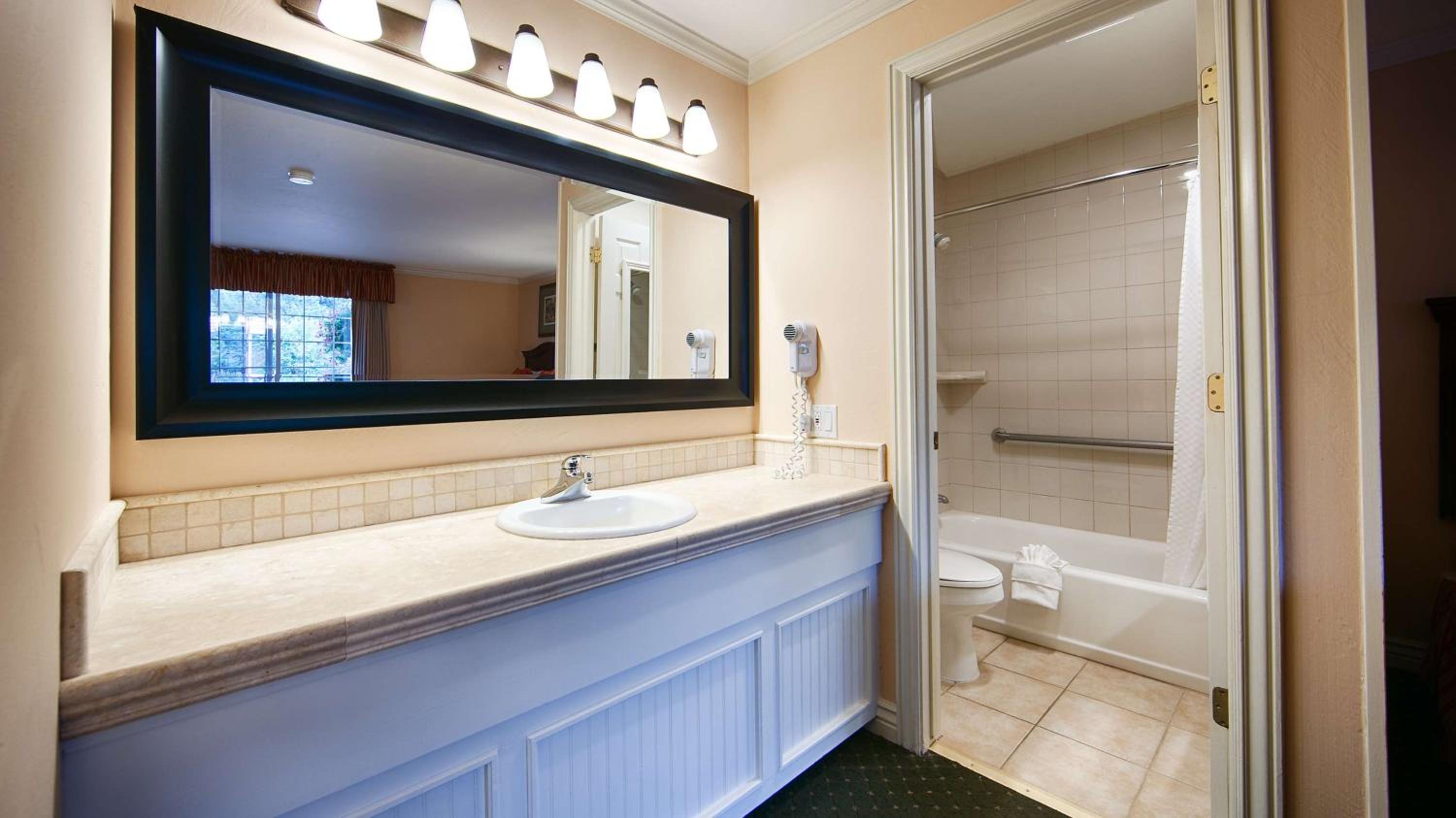 Large Queen Room with Two Queen Beds - Non-Smoking photo 2