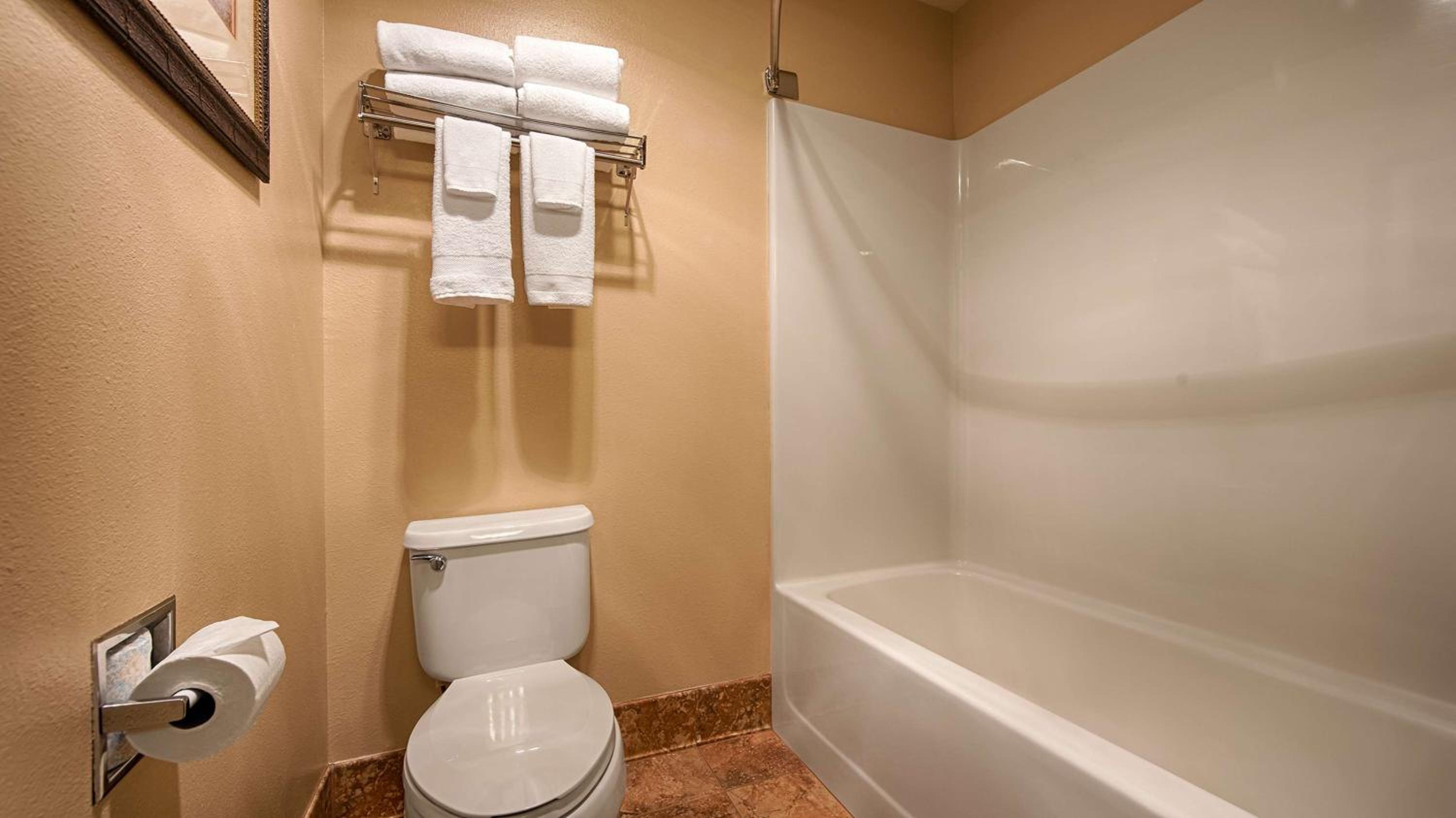 Queen Room with Two Queen Beds - Pet Friendly/Non-Smoking photo 2