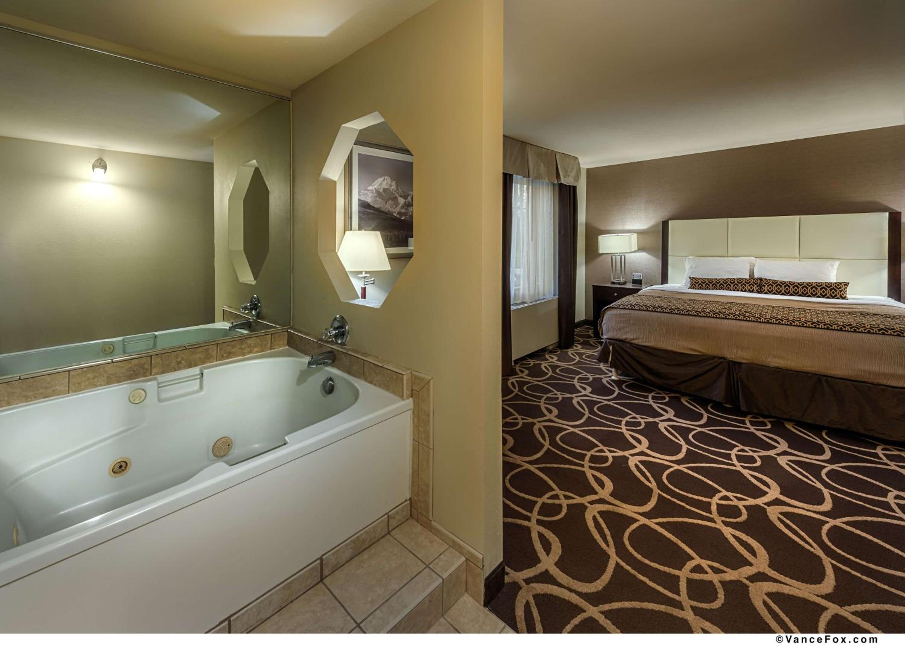 King Suite with Whirlpool - Non-Smoking - Photo 1