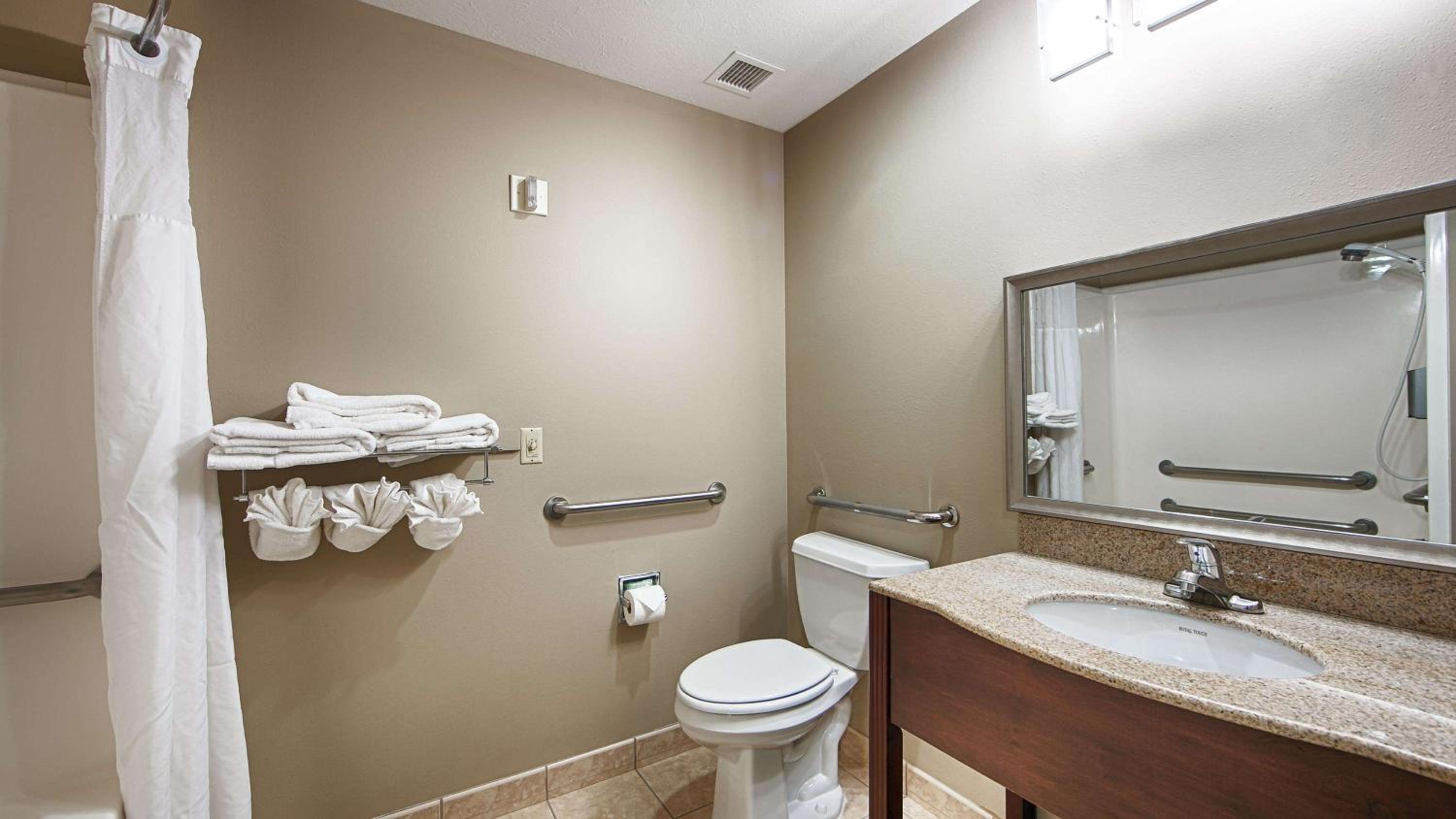 Queen Room with Roll-In Shower - ADA - Photo 2