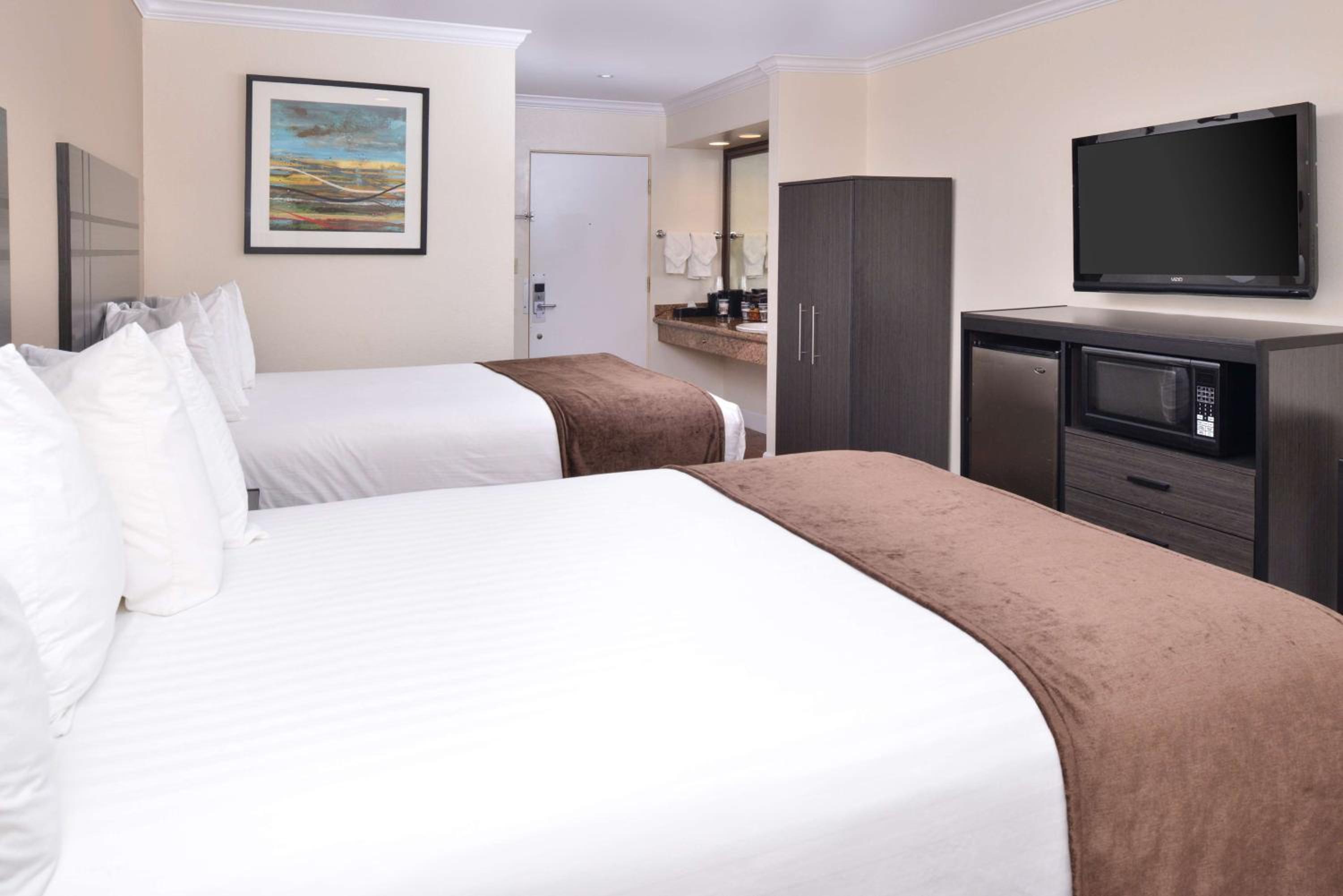 Queen Room with Two Queen Beds - Non-Smoking - Photo 7