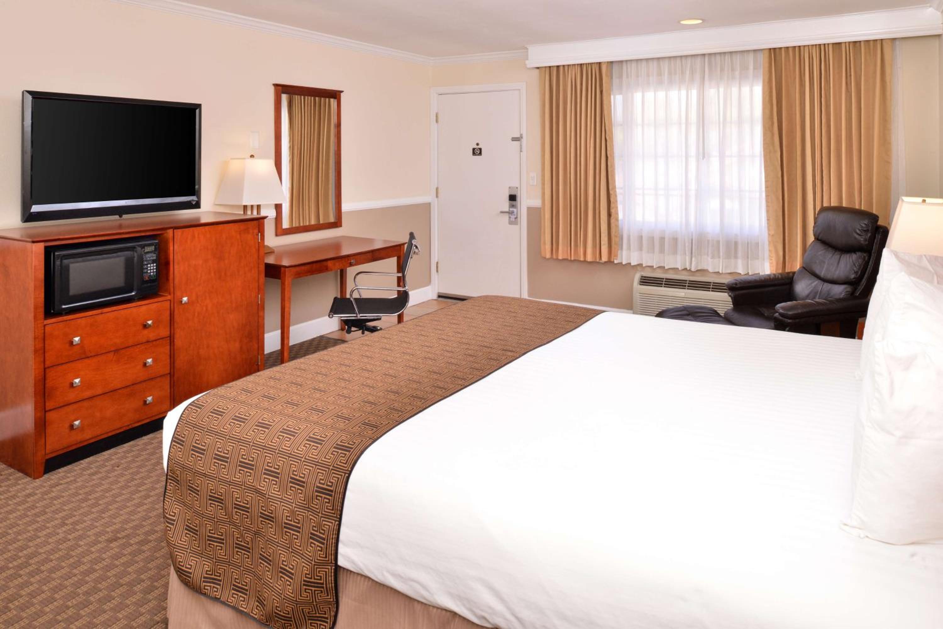King Room - Non-Smoking - Photo 2