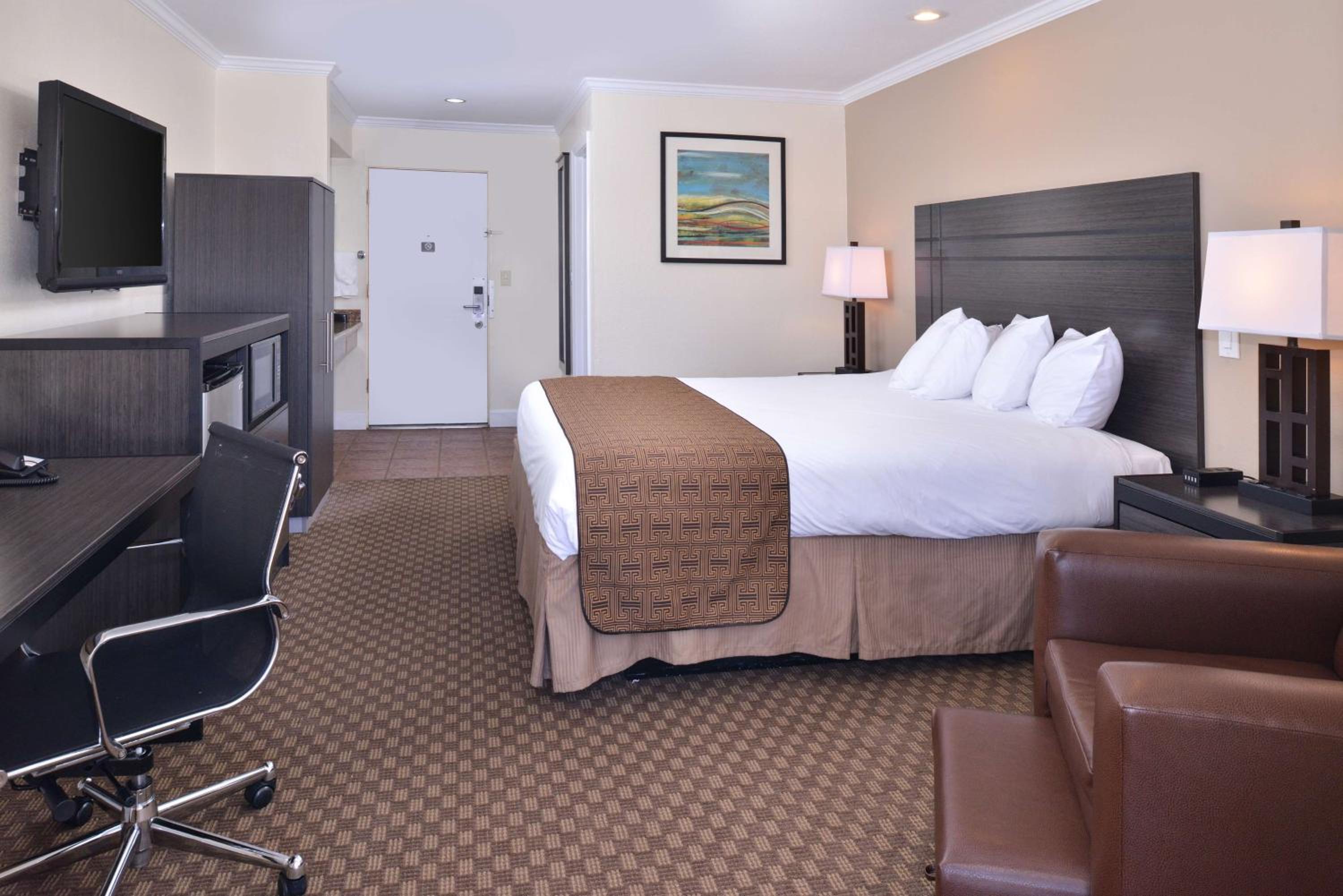 King Room with Balcony - Non-Smoking - Photo 6