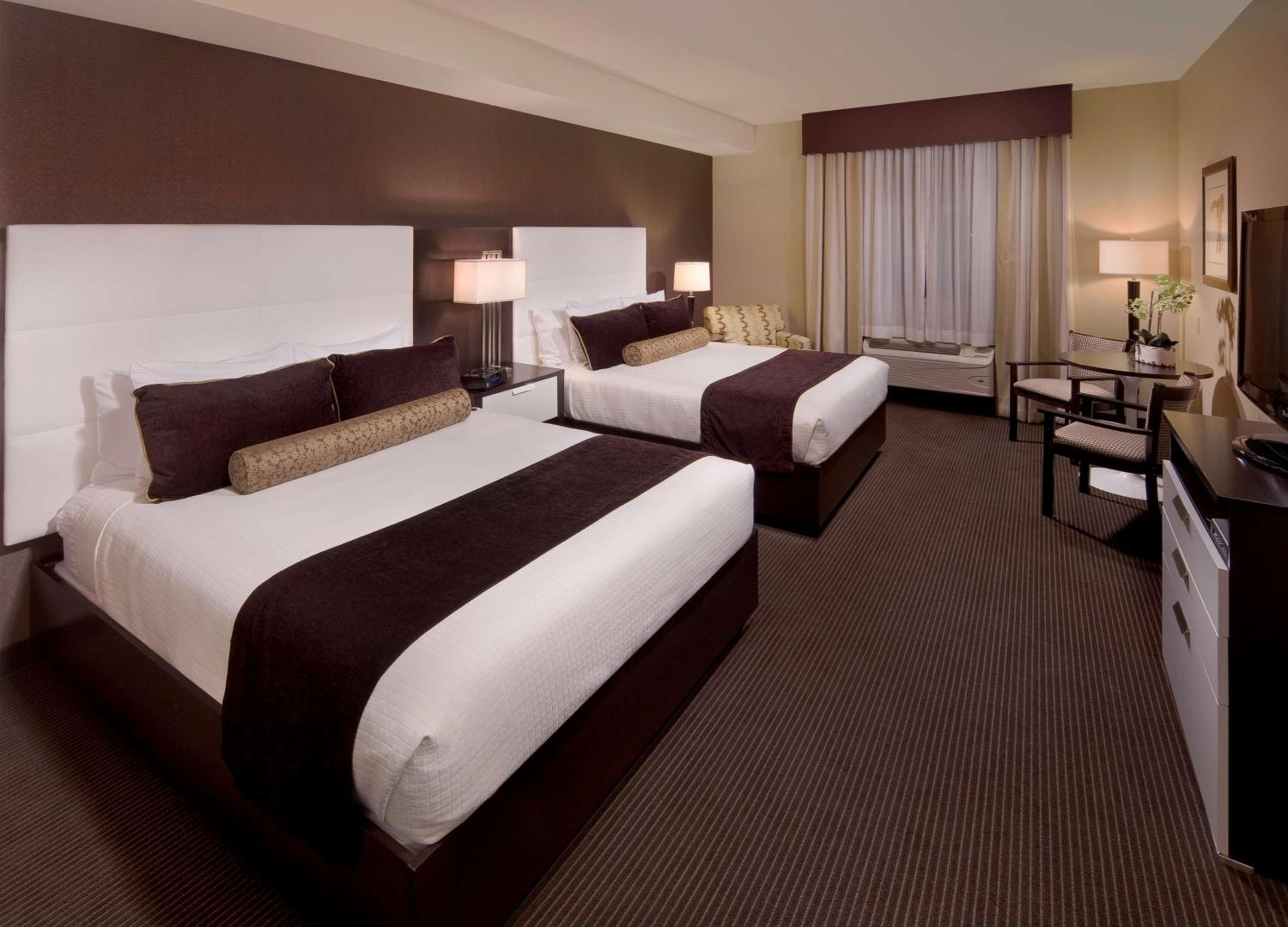 Queen Room with Two Queen Beds - Disability Access - Non Smoking photo 3